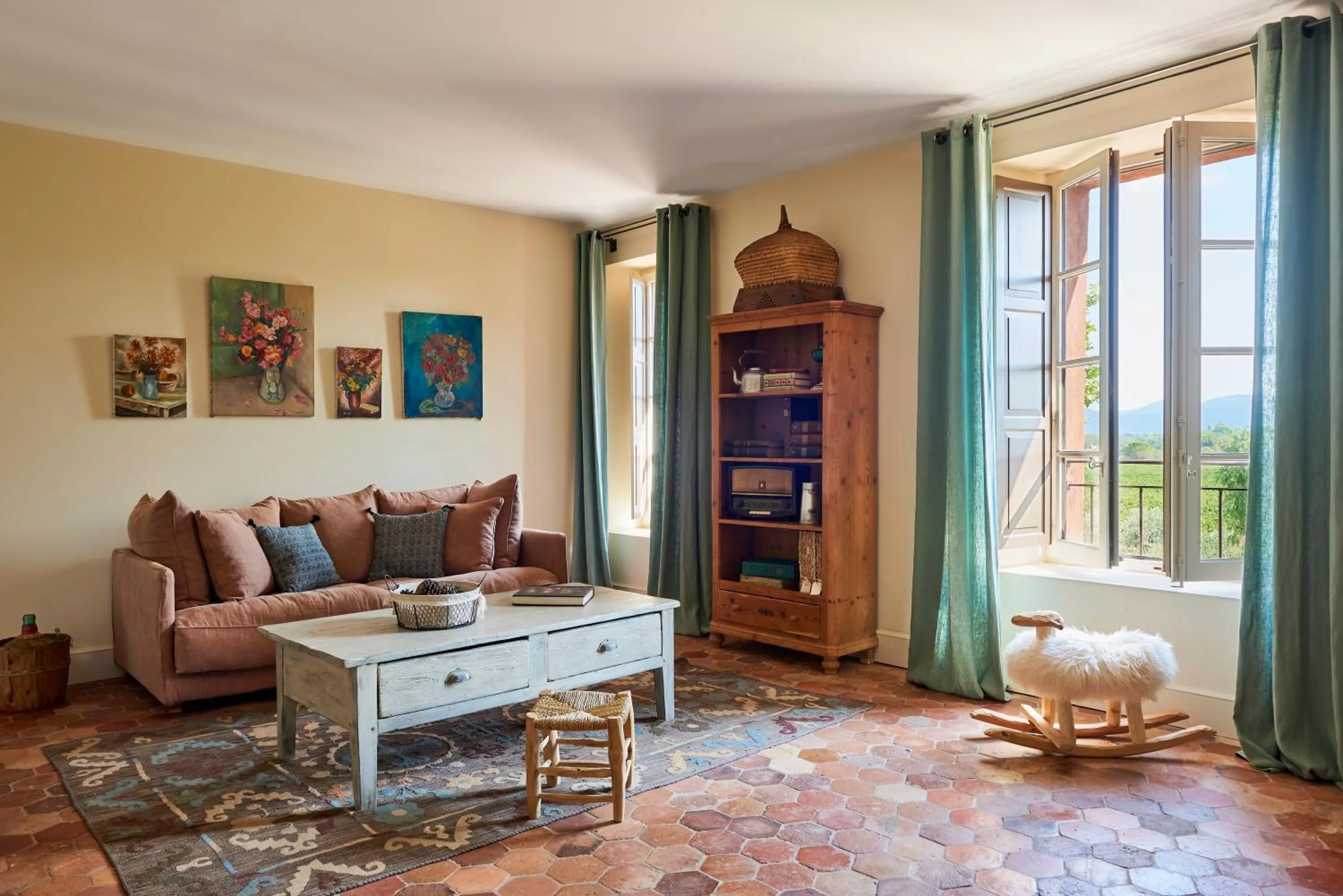 Photo of the whole room in Château Saint Roux Le Luc-Le Cannet des Maures