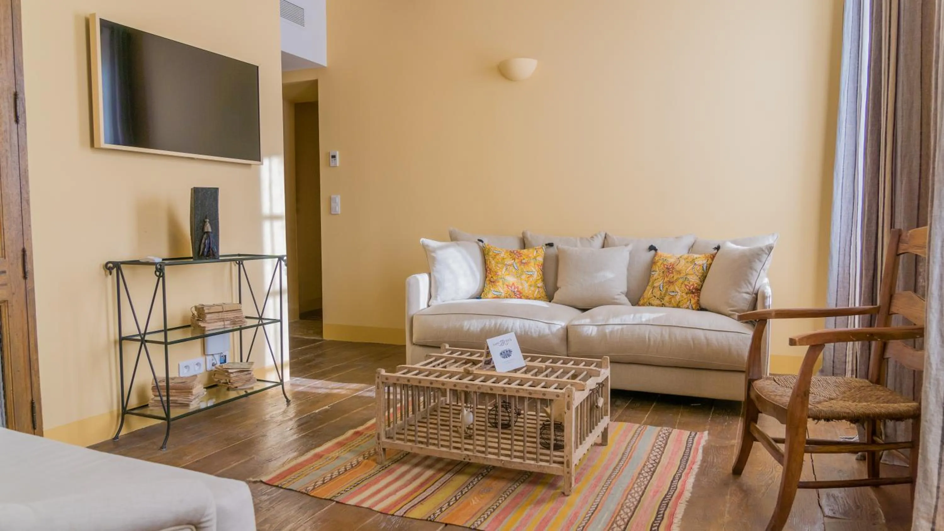 Living room, Bed in Château Saint Roux Le Luc-Le Cannet des Maures