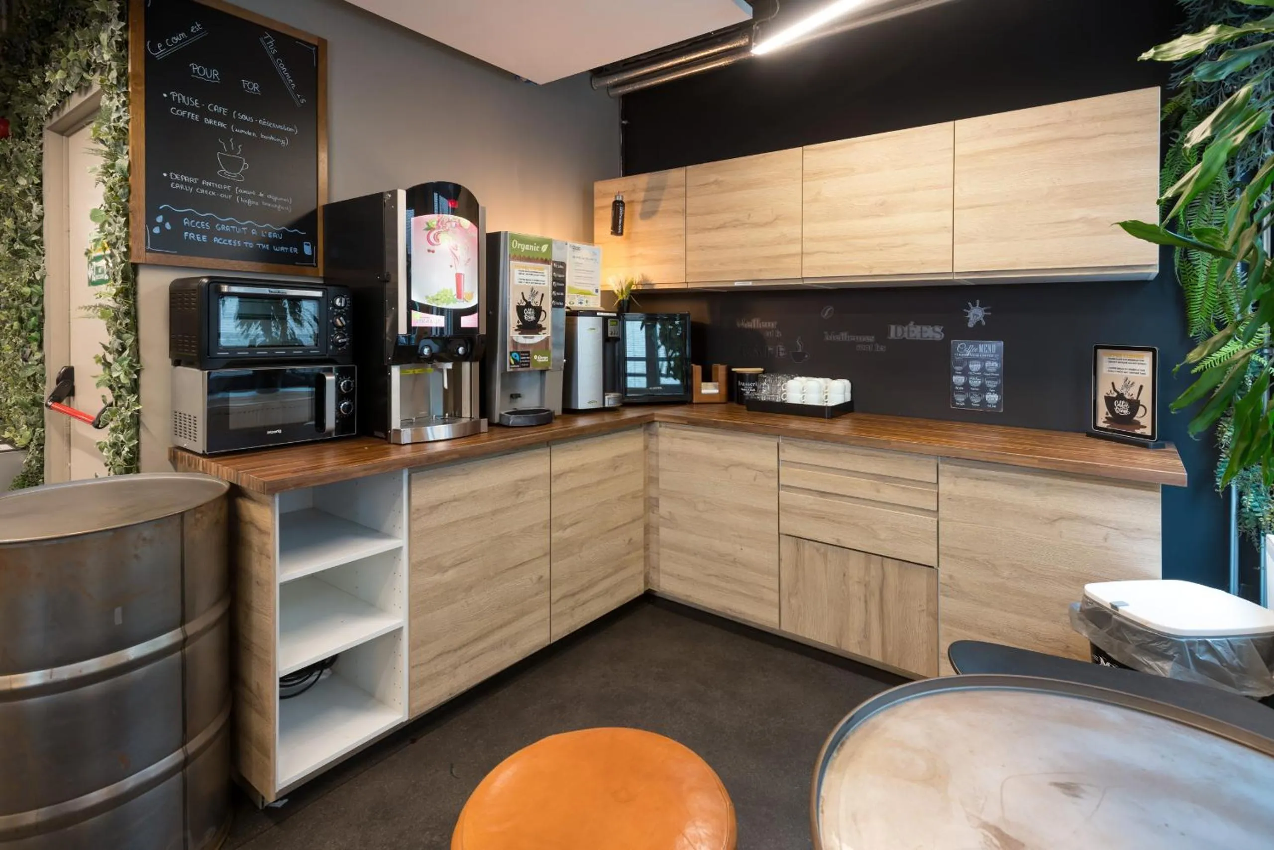 Kitchen or kitchenette in Auberge Jeunesse Charleroi Youth Hostel