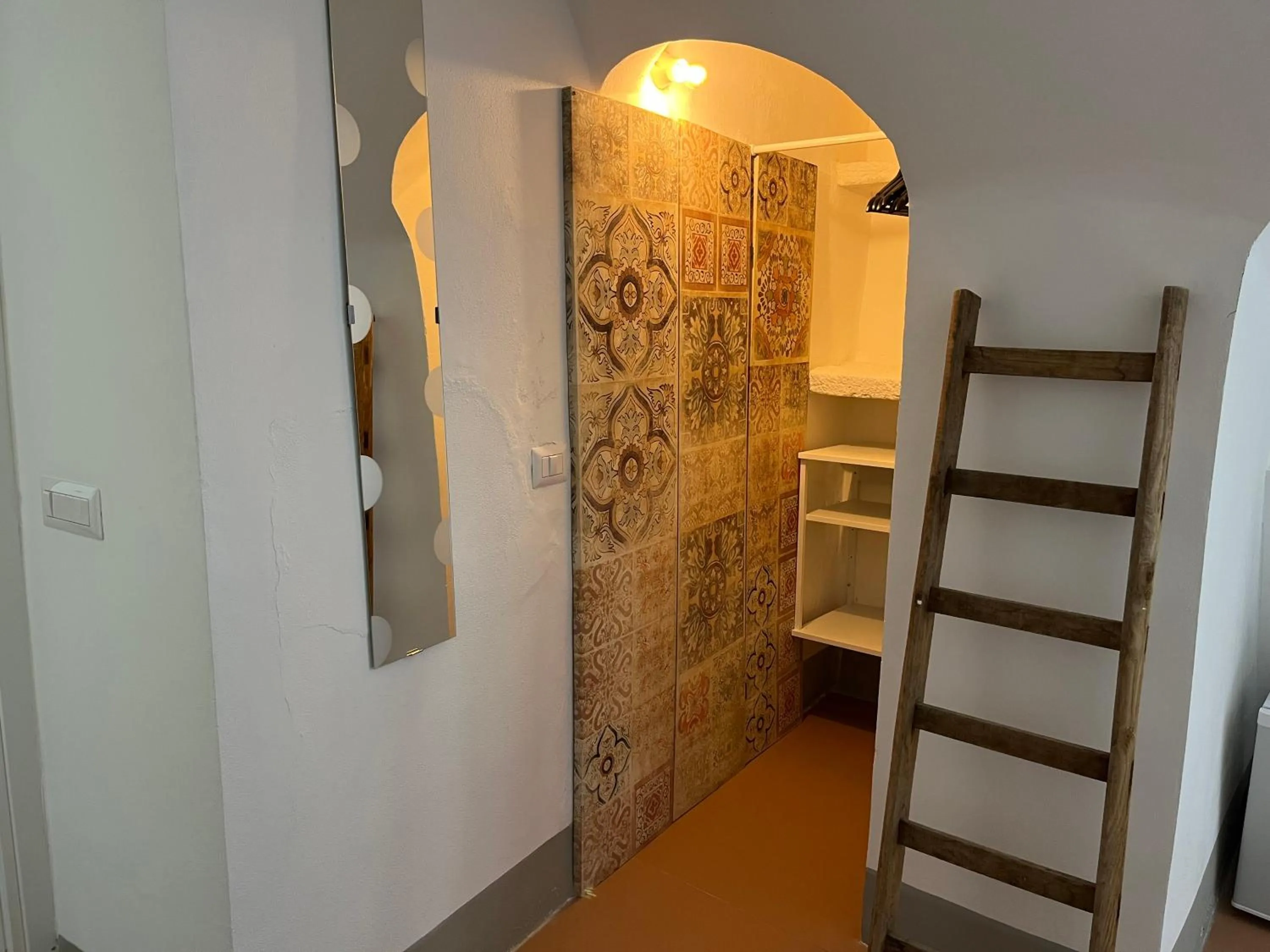wardrobe, Bed in Dimora di Dante