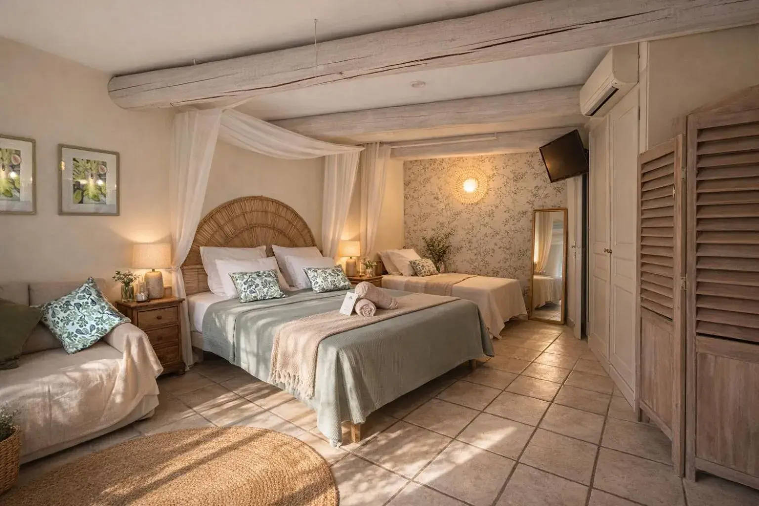 Triple Room with Garden View in La Bastide des Pins Triple Room with Garden View in La Bastide des Pins