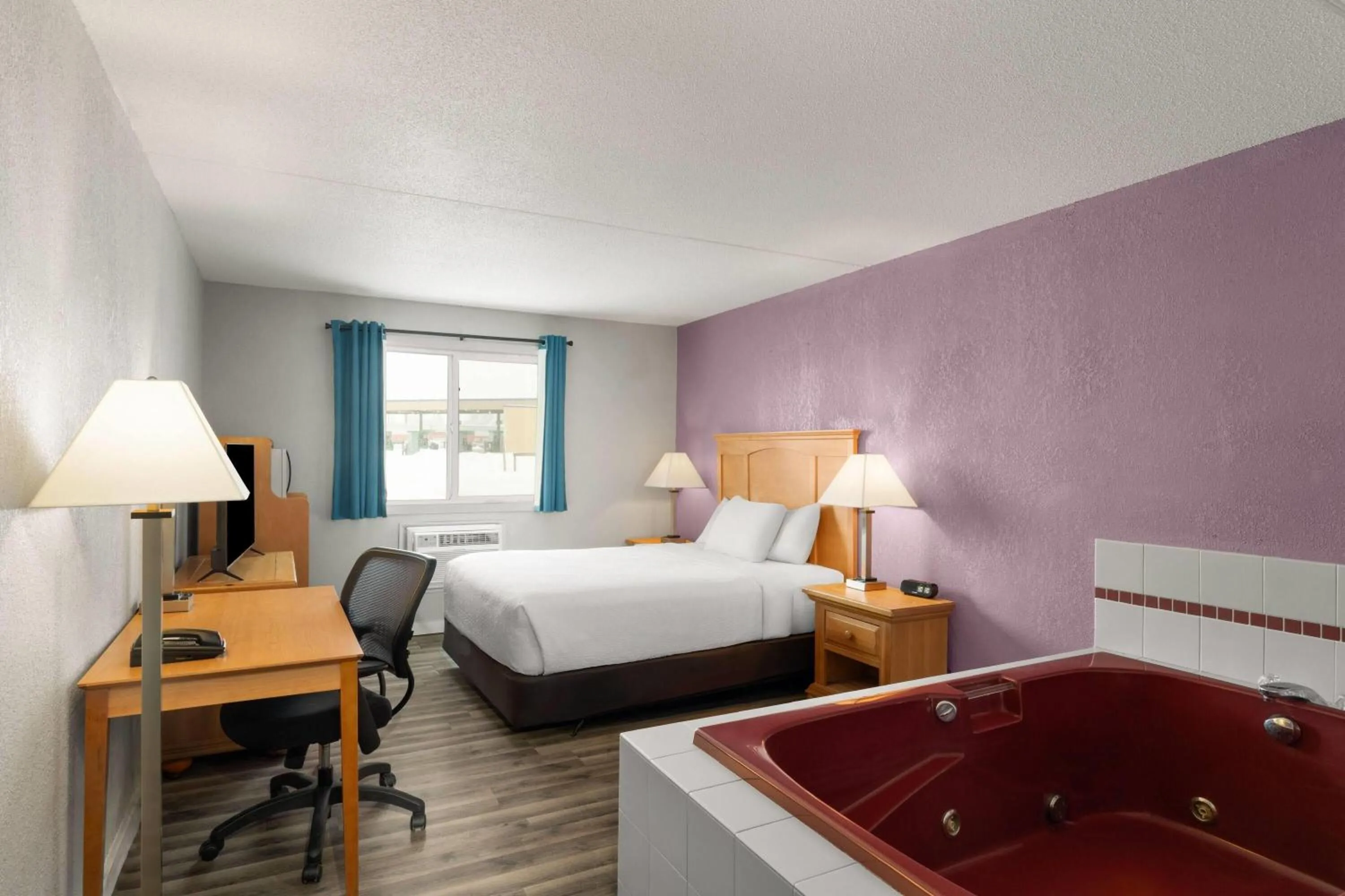 Bath, Bed in Sauk River Inn & Suites, a Travelodge by Wyndham