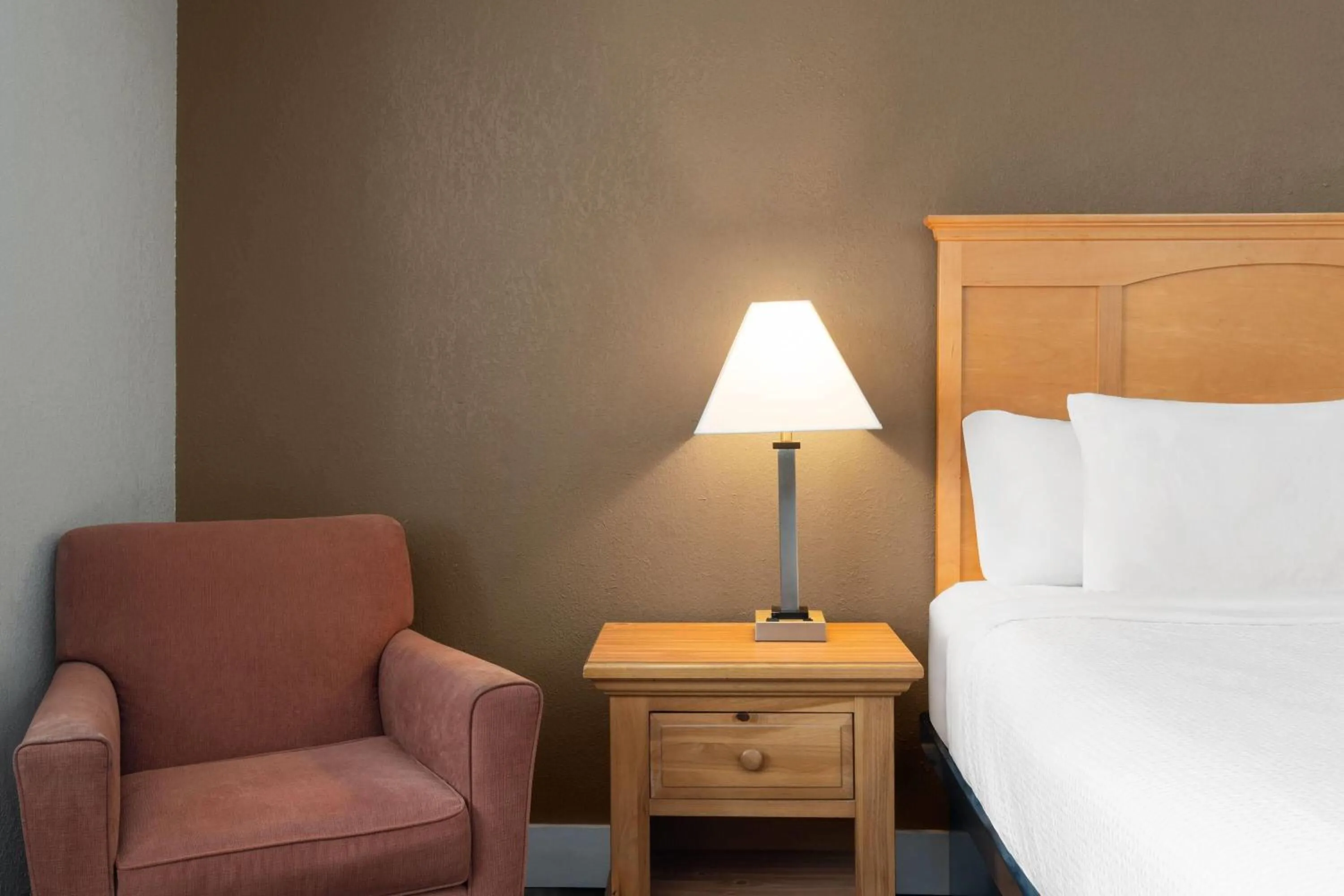 Photo of the whole room, Bed in Sauk River Inn & Suites, a Travelodge by Wyndham