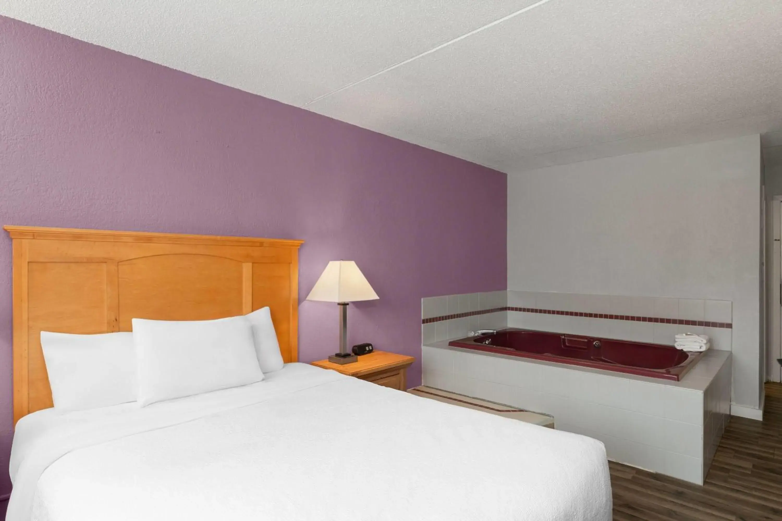 Bath, Bed in Sauk River Inn & Suites, a Travelodge by Wyndham Bath, Bed in Sauk River Inn & Suites, a Travelodge by Wyndham