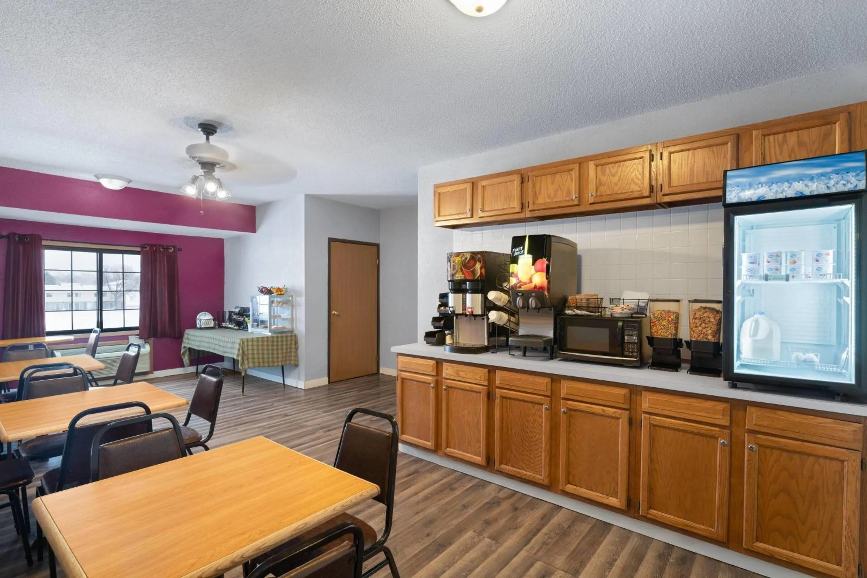 Breakfast in Sauk River Inn & Suites, a Travelodge by Wyndham