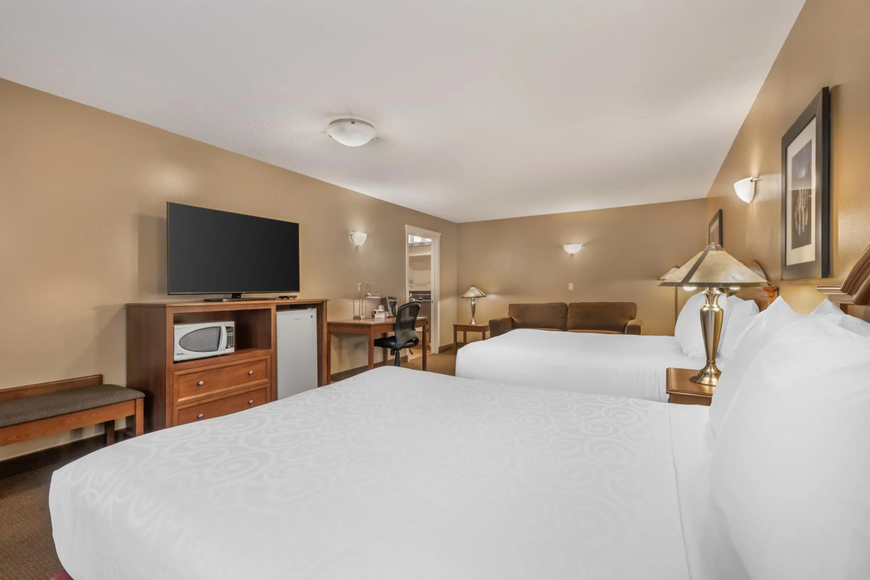 Photo of the whole room, Bed in Best Western Sicamous Inn