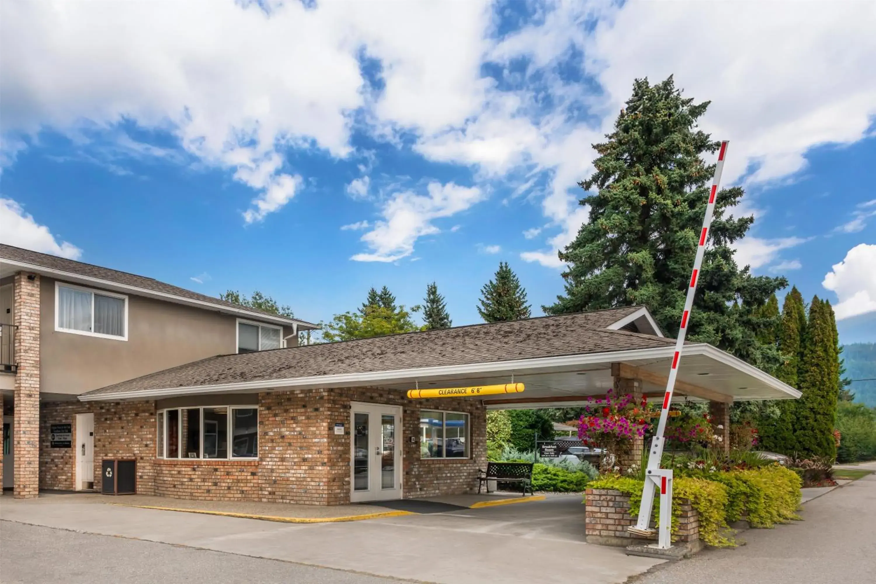 Property building in Best Western Sicamous Inn Property building in Best Western Sicamous Inn