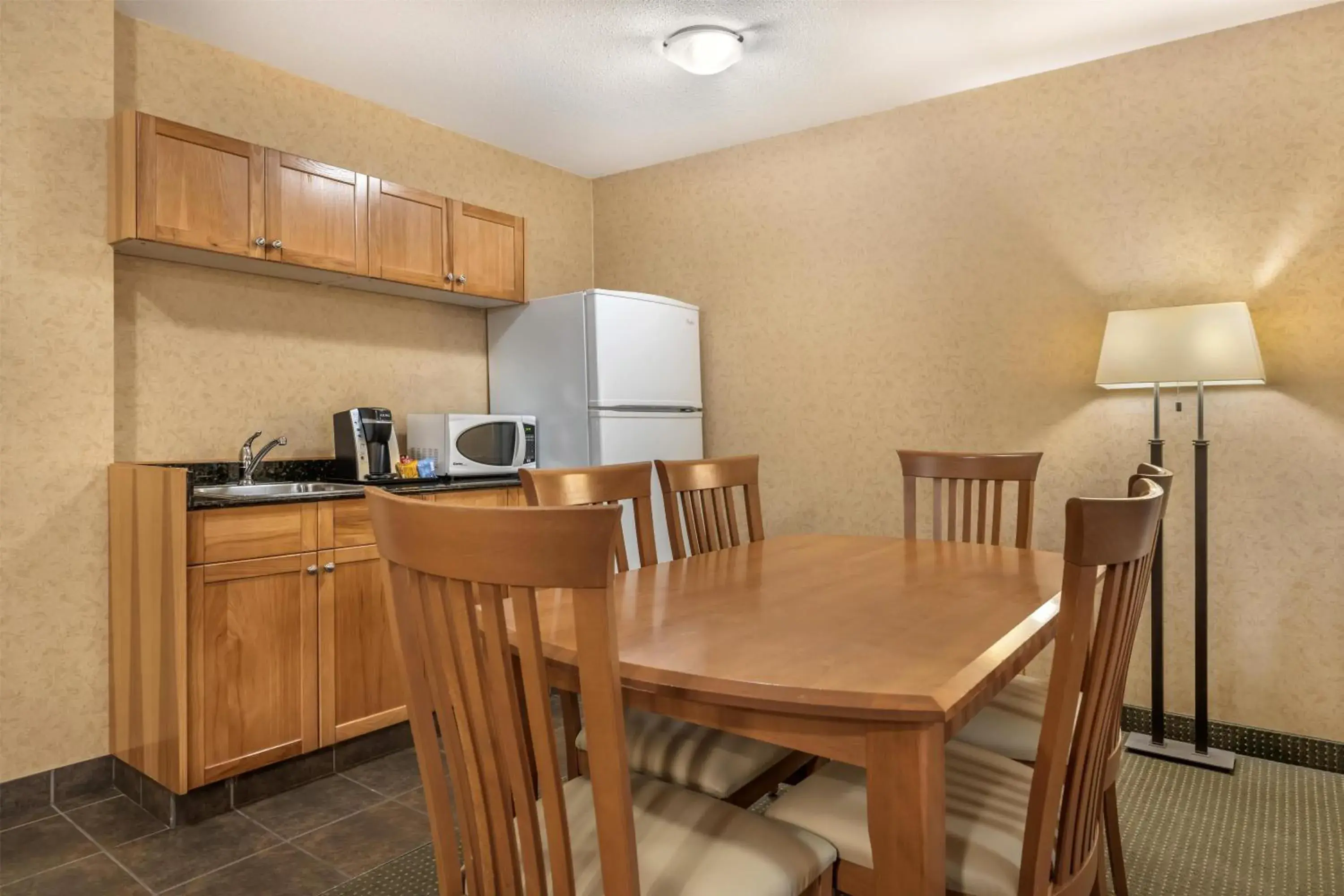 One-Bedroom Suite with One King Bed, One Queen Bed and Sofa Bed - Non-Smoking in Best Western Sicamous Inn One-Bedroom Suite with One King Bed, One Queen Bed and Sofa Bed - Non-Smoking in Best Western Sicamous Inn