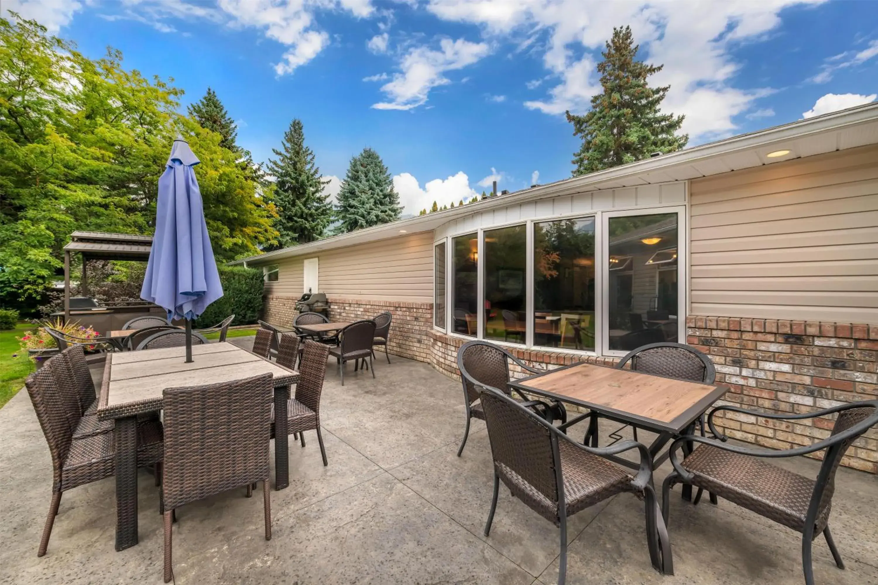 Property building in Best Western Sicamous Inn Property building in Best Western Sicamous Inn