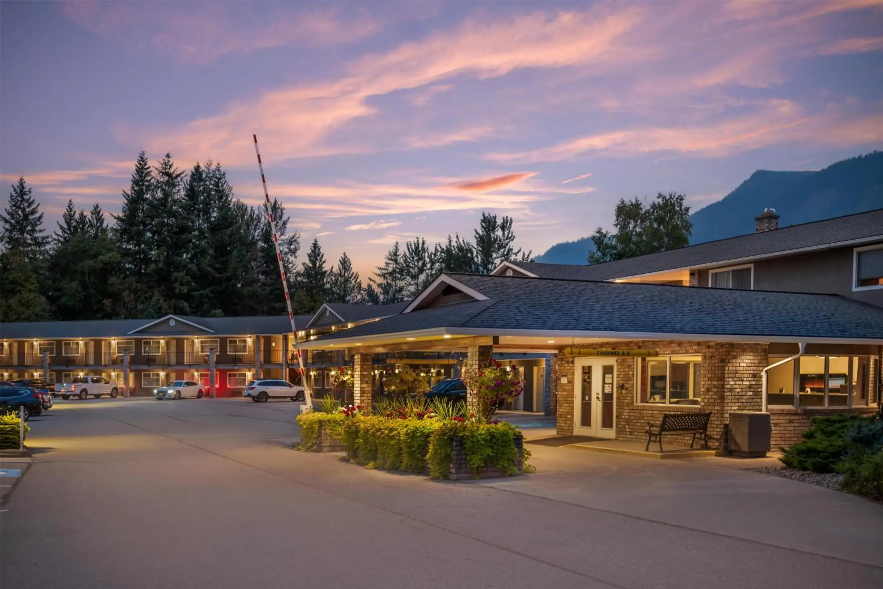 Property building in Best Western Sicamous Inn Property building in Best Western Sicamous Inn