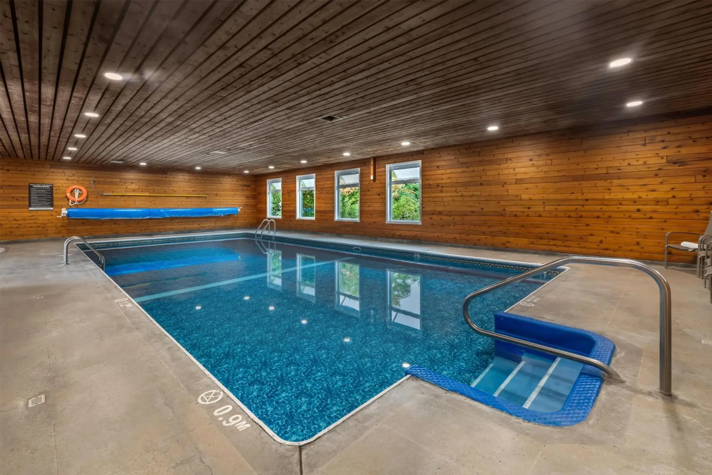 Pool view in Best Western Sicamous Inn Pool view in Best Western Sicamous Inn