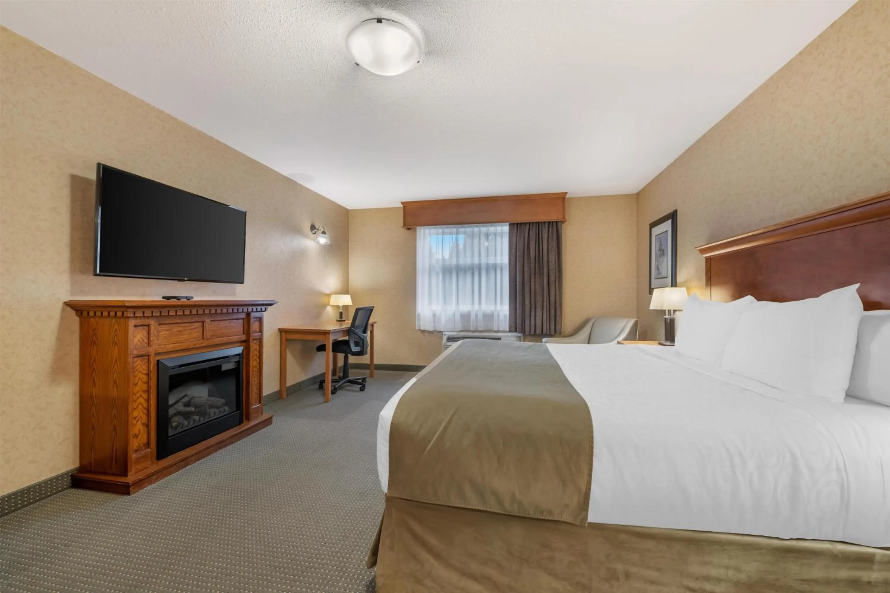 Bedroom, Bed in Best Western Sicamous Inn