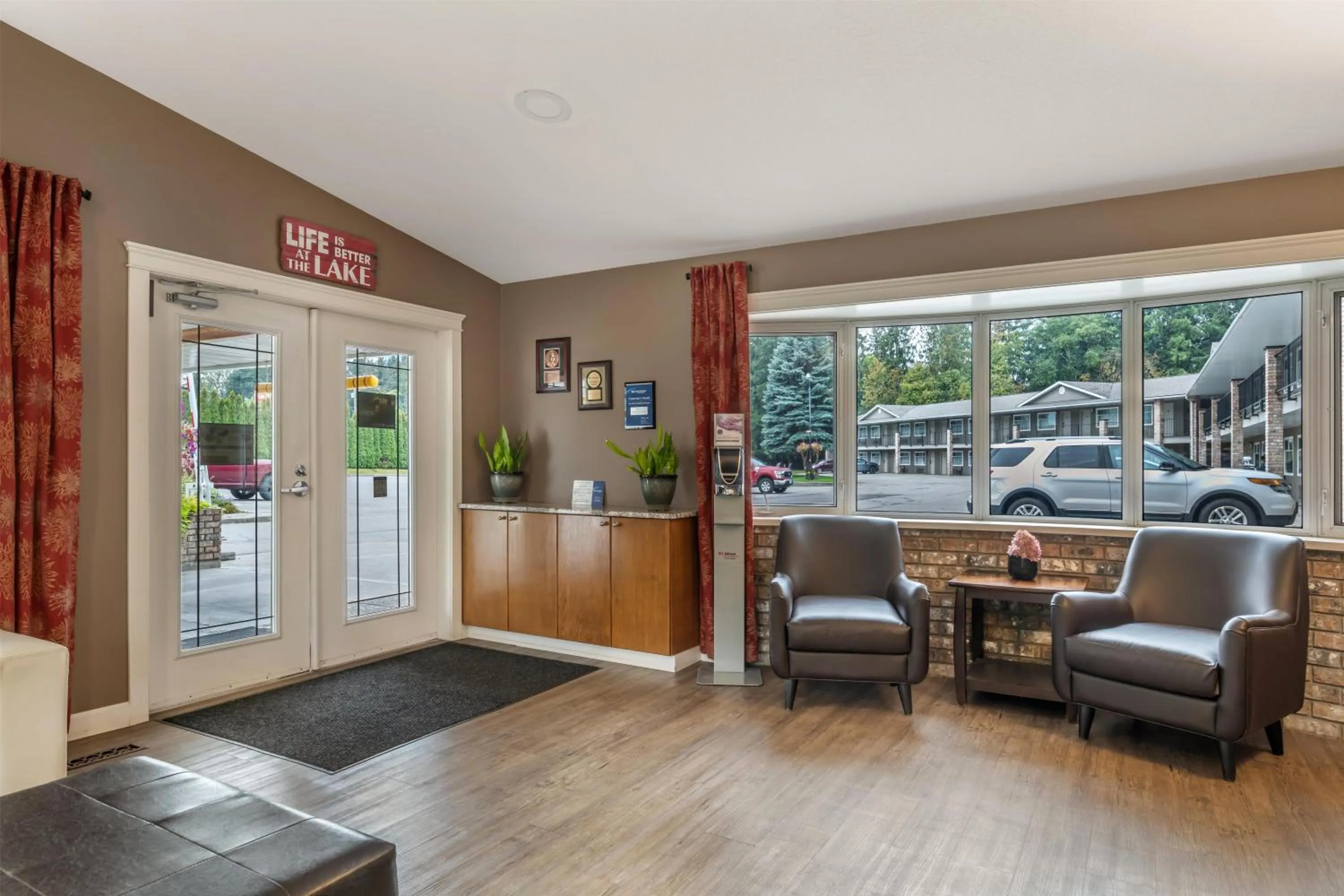Lobby or reception in Best Western Sicamous Inn
