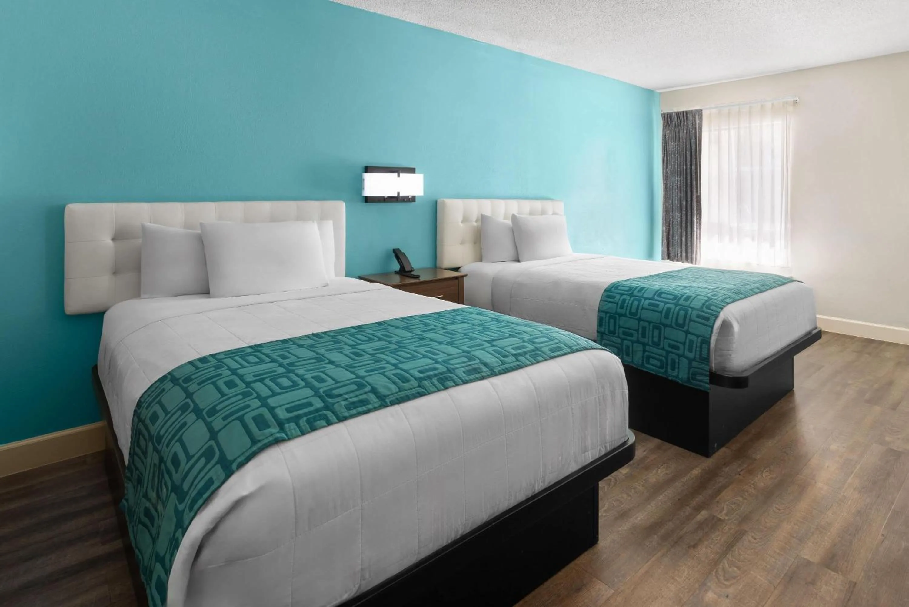 Photo of the whole room, Bed in Howard Johnson by Wyndham Savannah GA