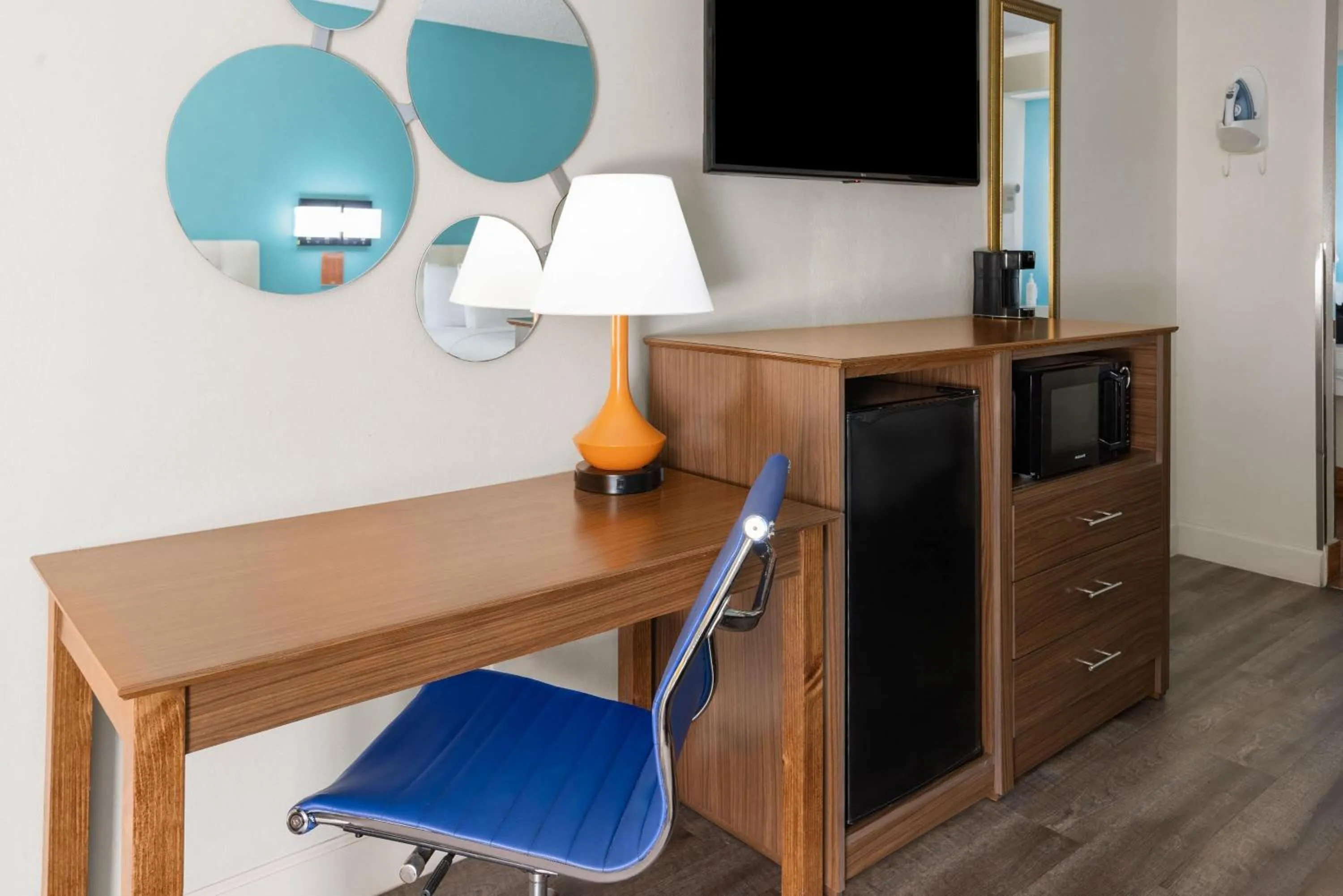 Photo of the whole room in Howard Johnson by Wyndham Savannah GA