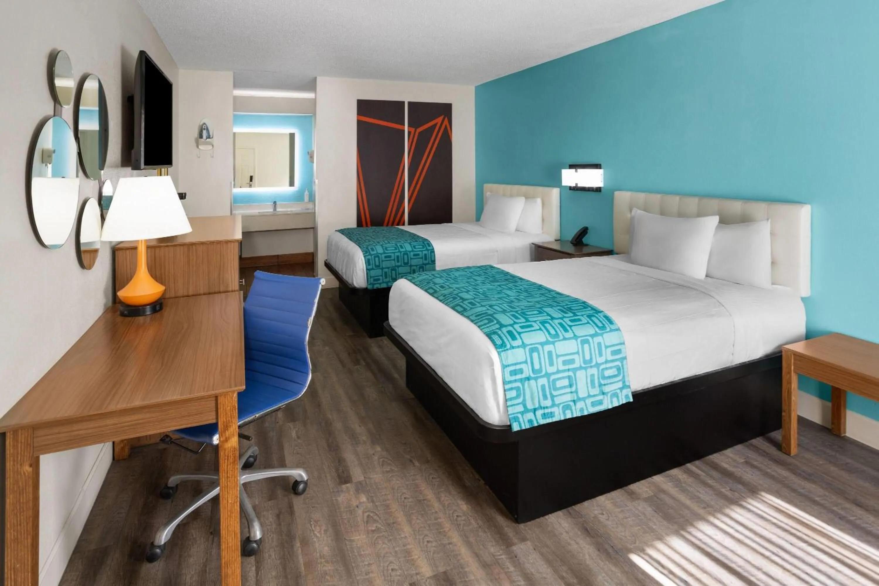 Photo of the whole room, Bed in Howard Johnson by Wyndham Savannah GA