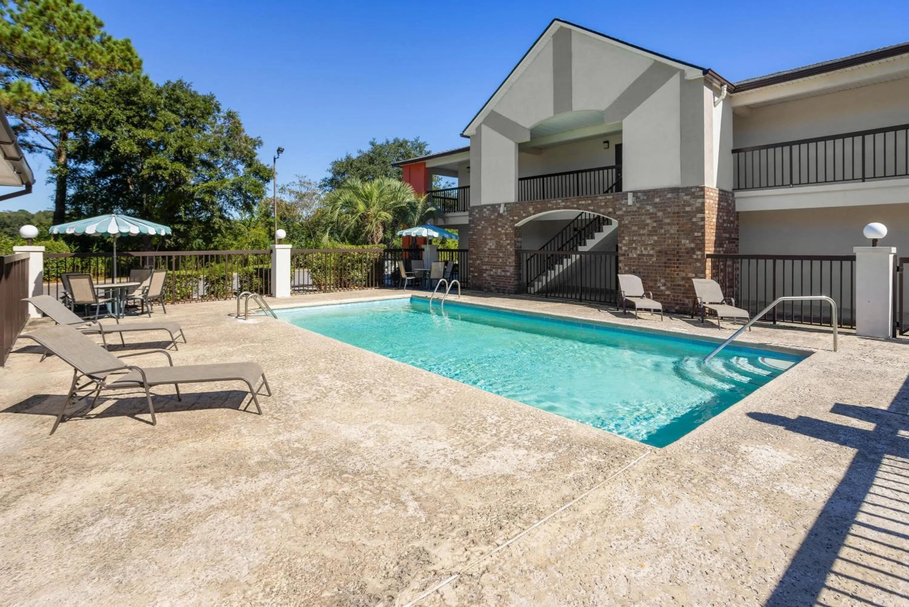 Swimming pool in Howard Johnson by Wyndham Savannah GA