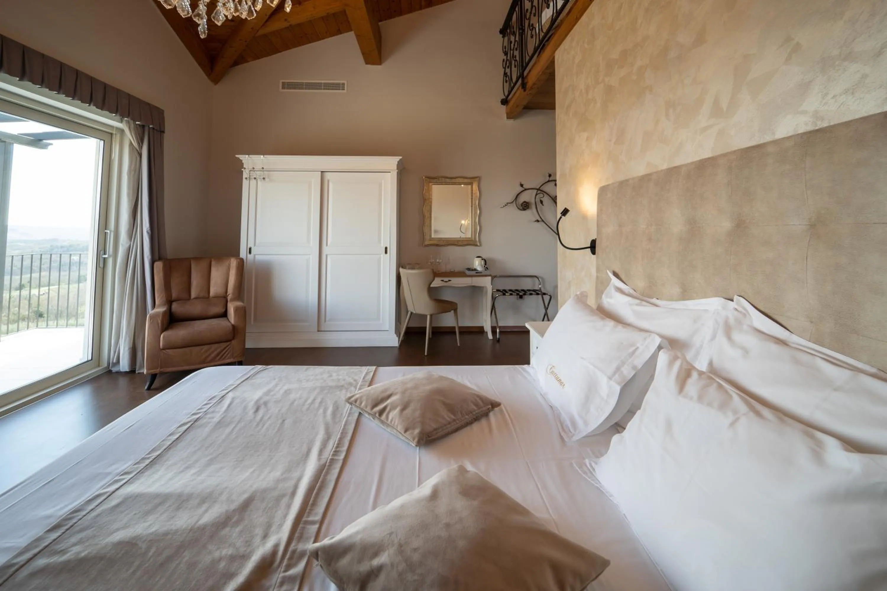 Bedroom, Bed in Wine Residence Cattunar