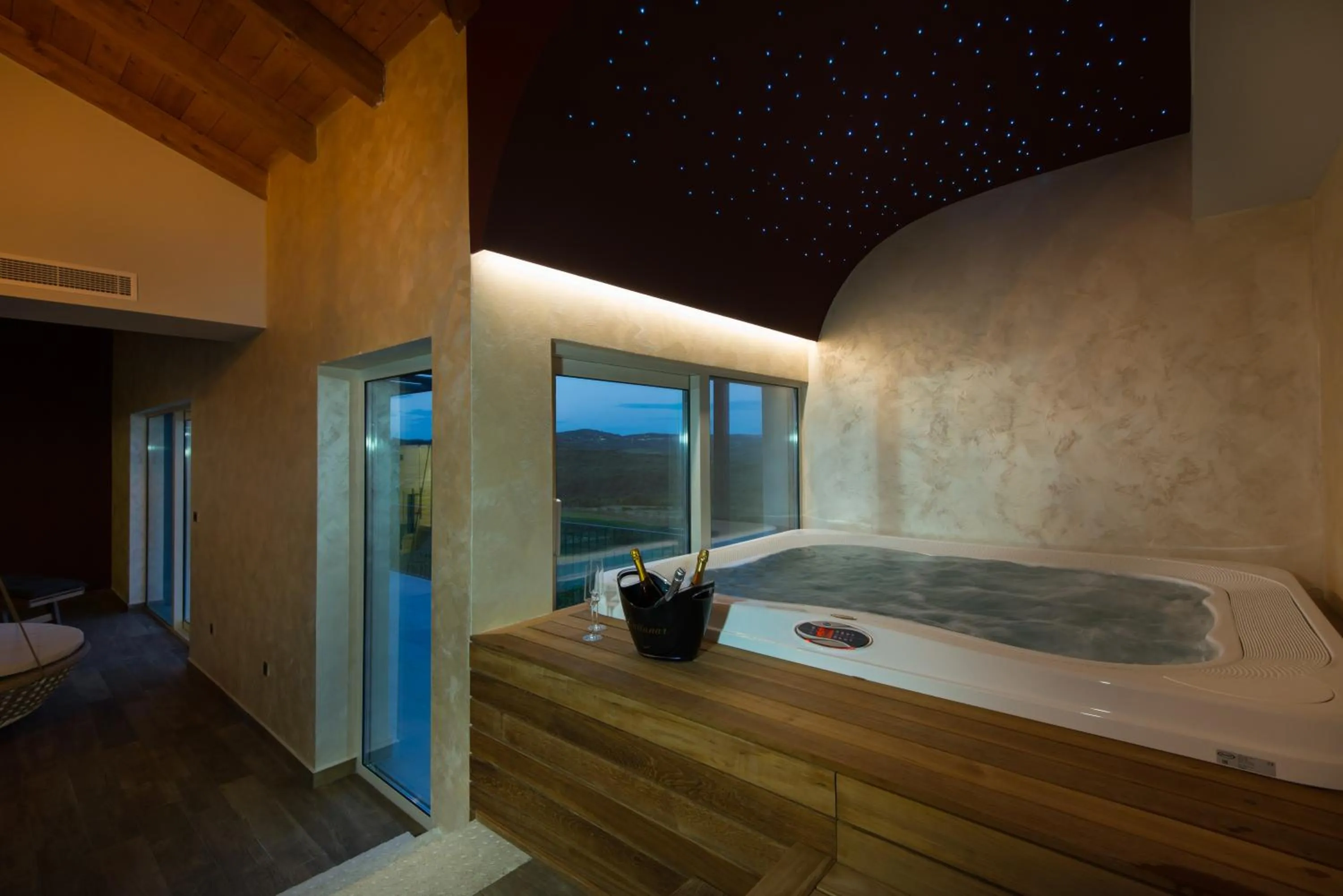 Hot Tub in Wine Residence Cattunar