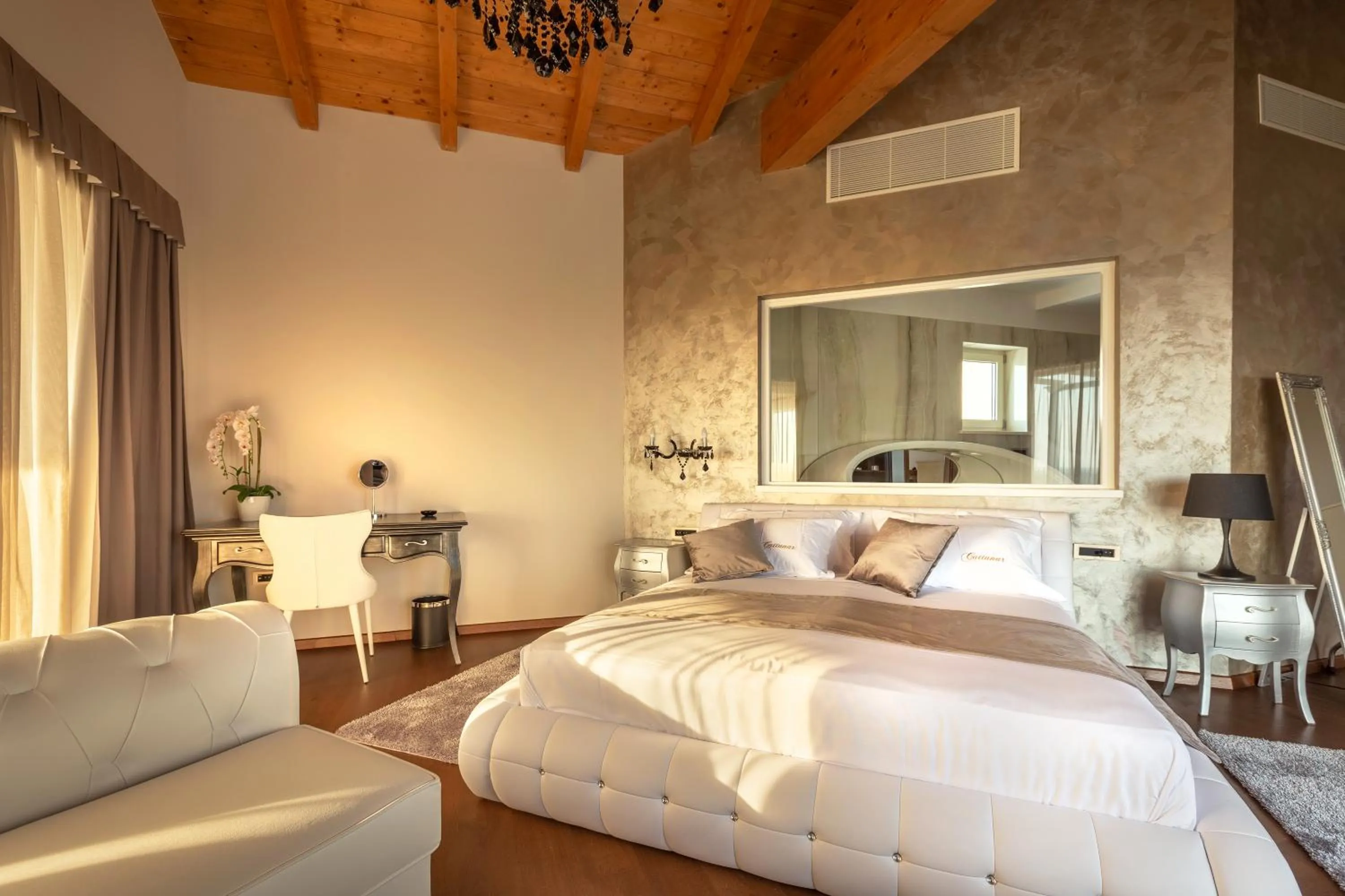 Living room, Bed in Wine Residence Cattunar