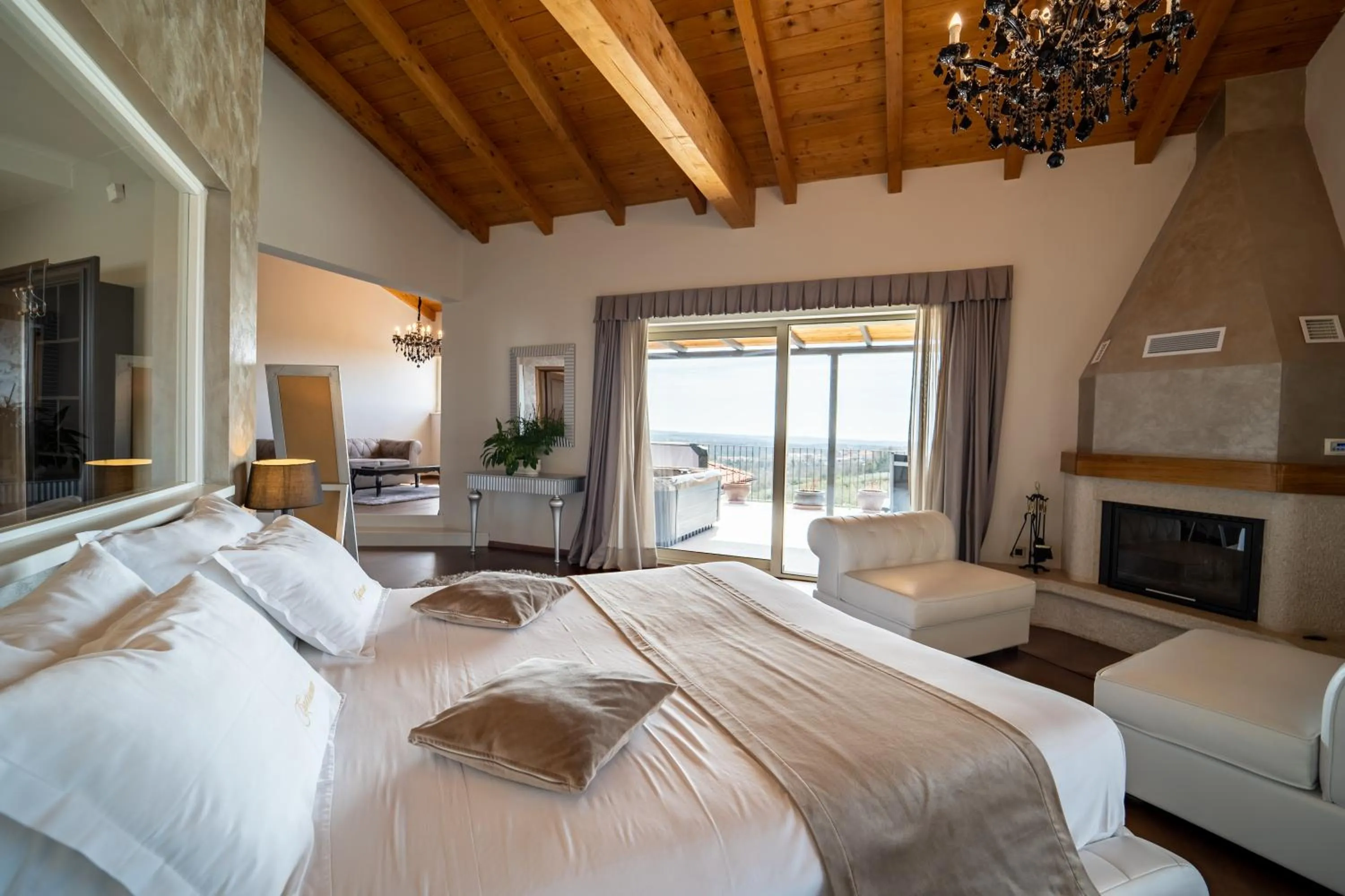 Hot Tub, Bed in Wine Residence Cattunar