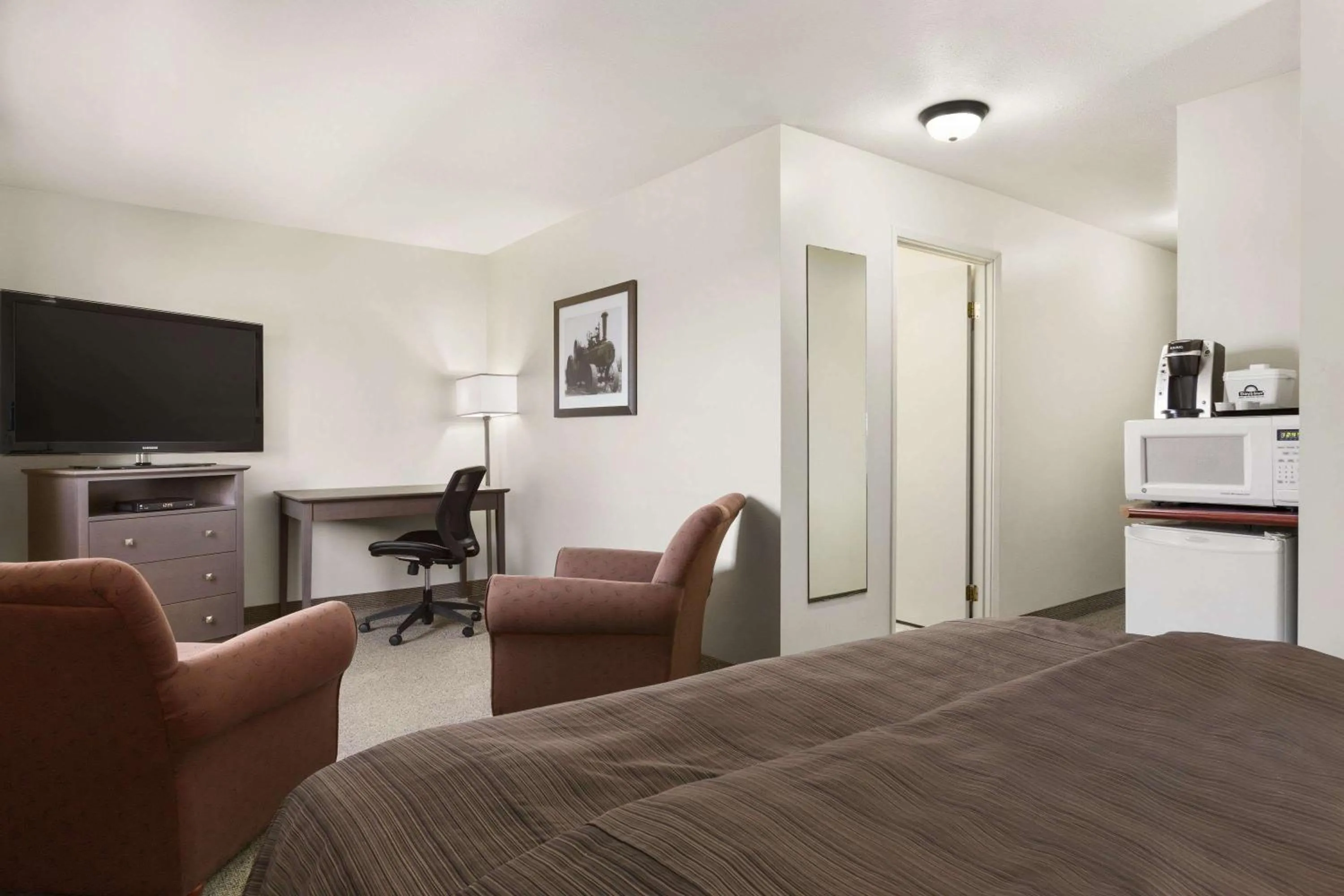 Bedroom in Days Inn by Wyndham Steinbach