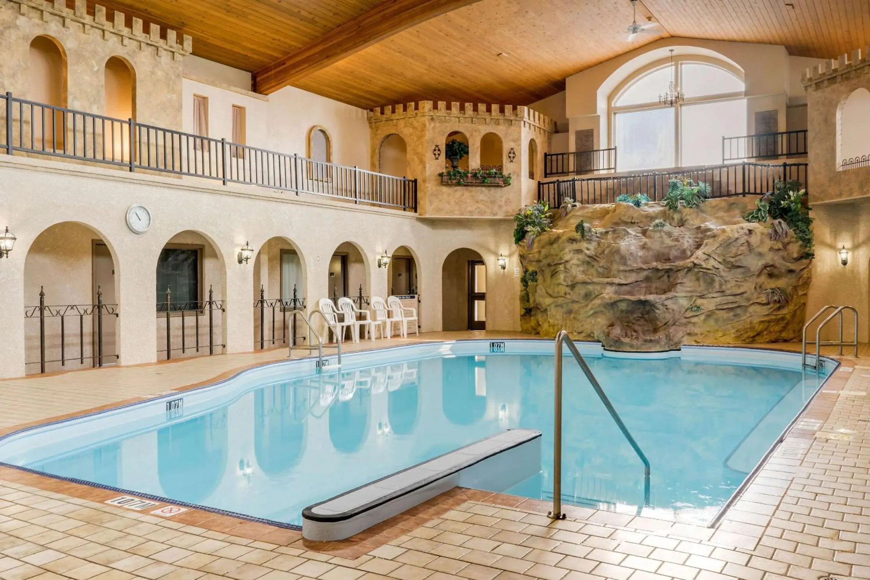 Swimming pool in Quality Inn & Suites Swimming pool in Quality Inn & Suites