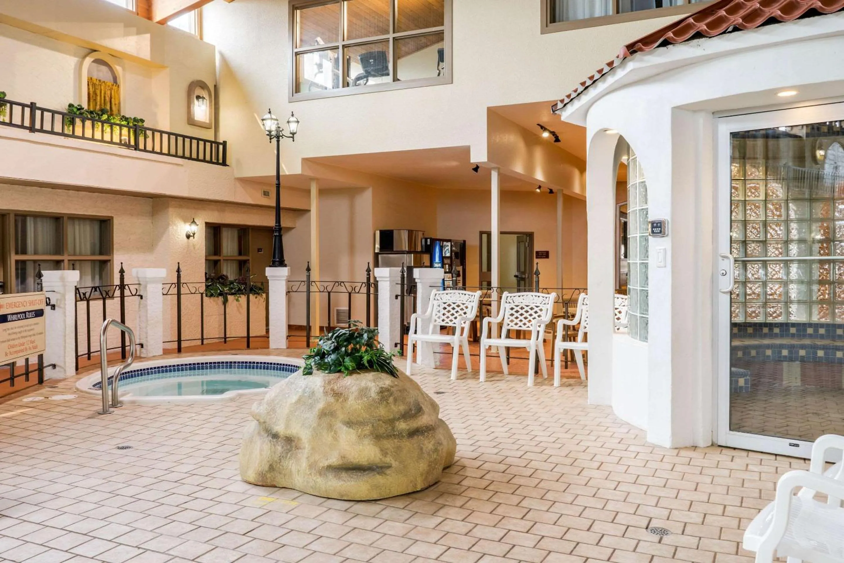 Swimming pool in Quality Inn & Suites