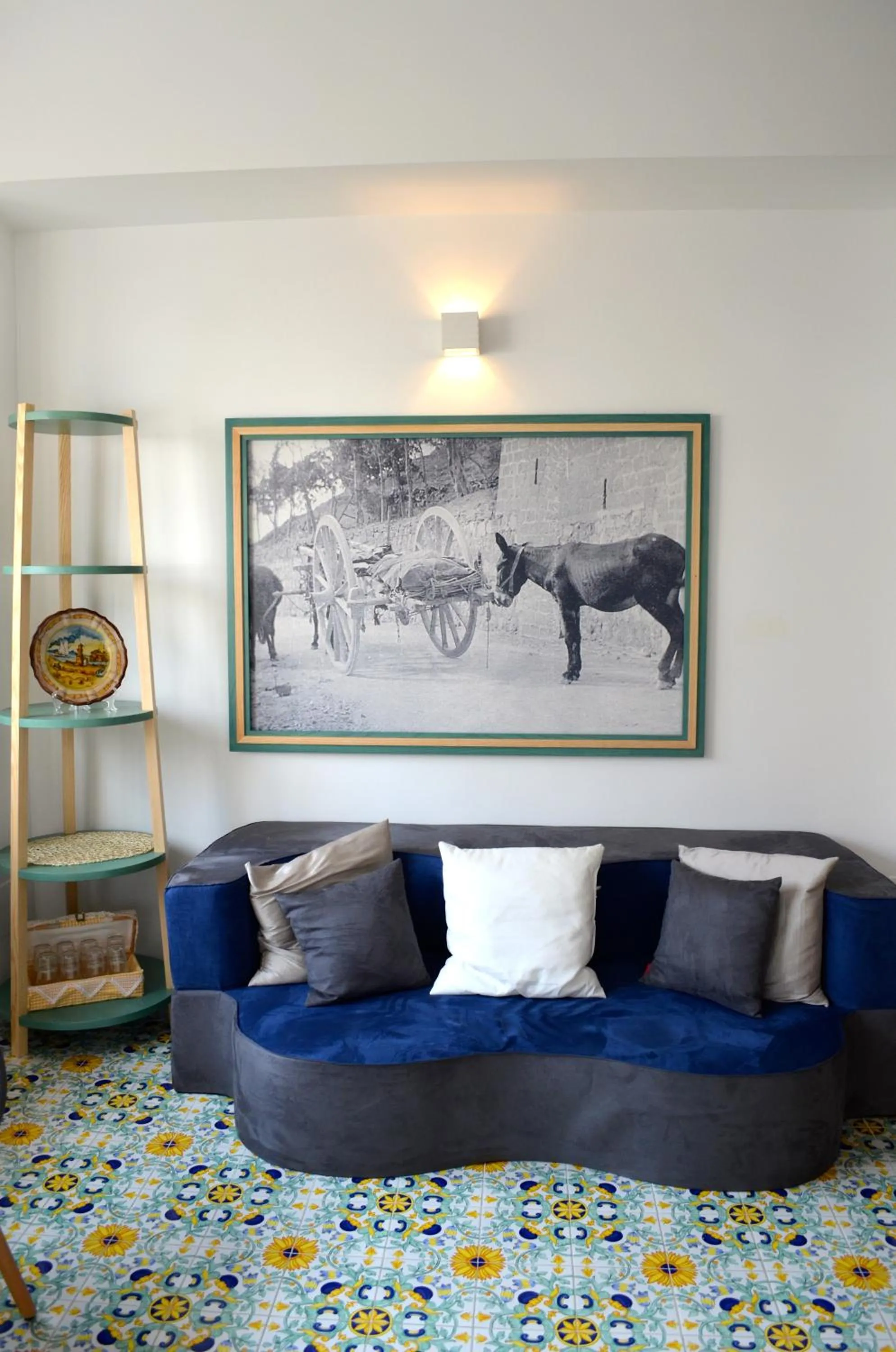 Communal lounge/ TV room in Luiselle Charming Accommodation Sorrento City Center