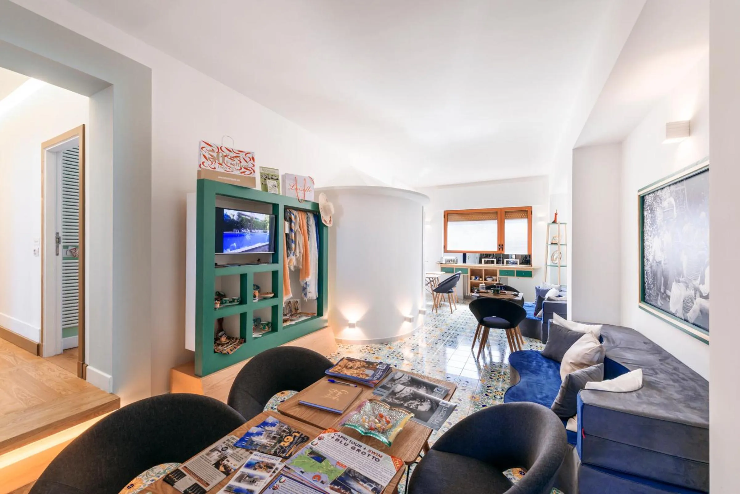 Communal lounge/ TV room in Luiselle Charming Accommodation Sorrento City Center