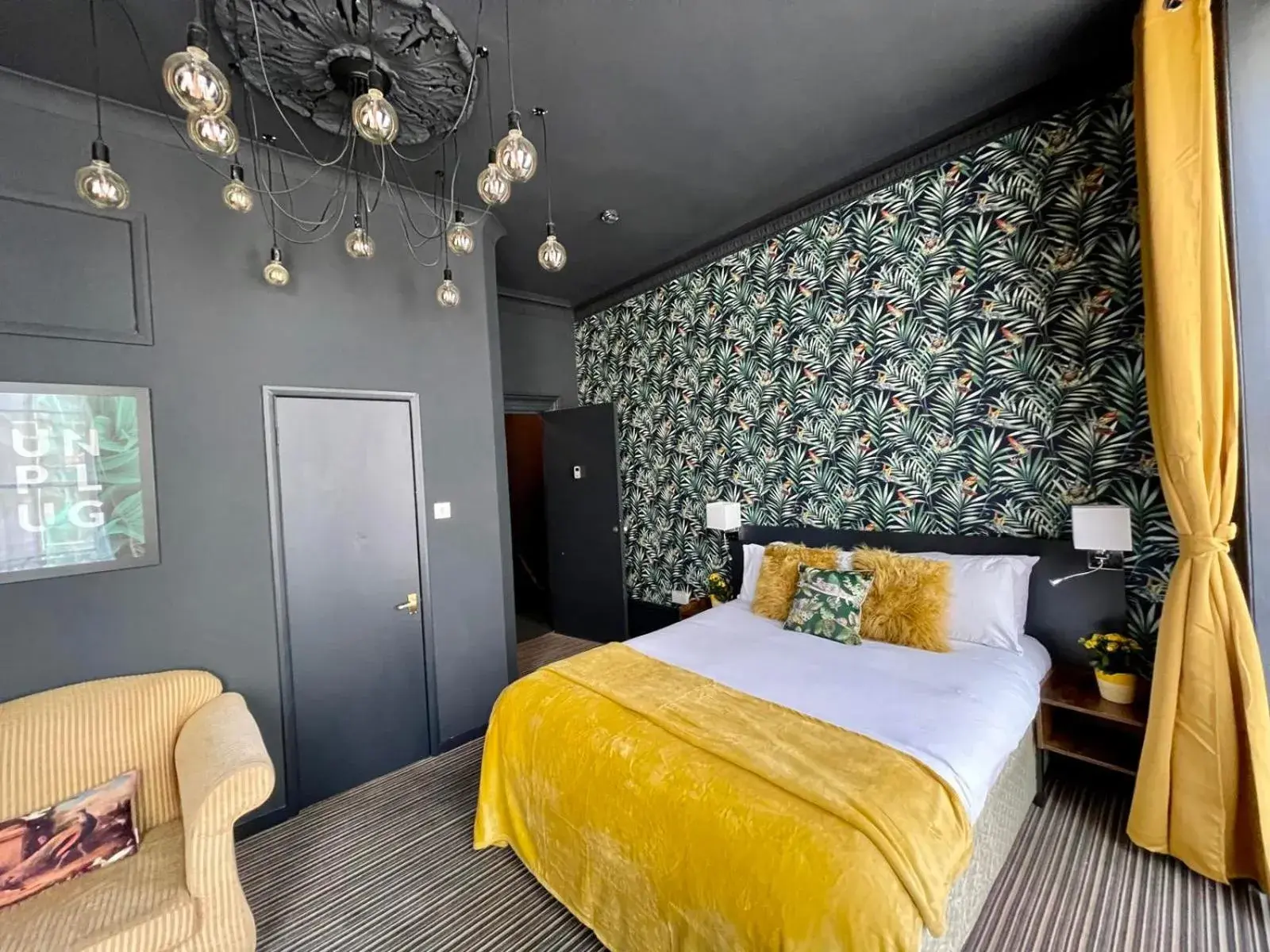 Bed in Brighton Black Hotel & Hot Tubs