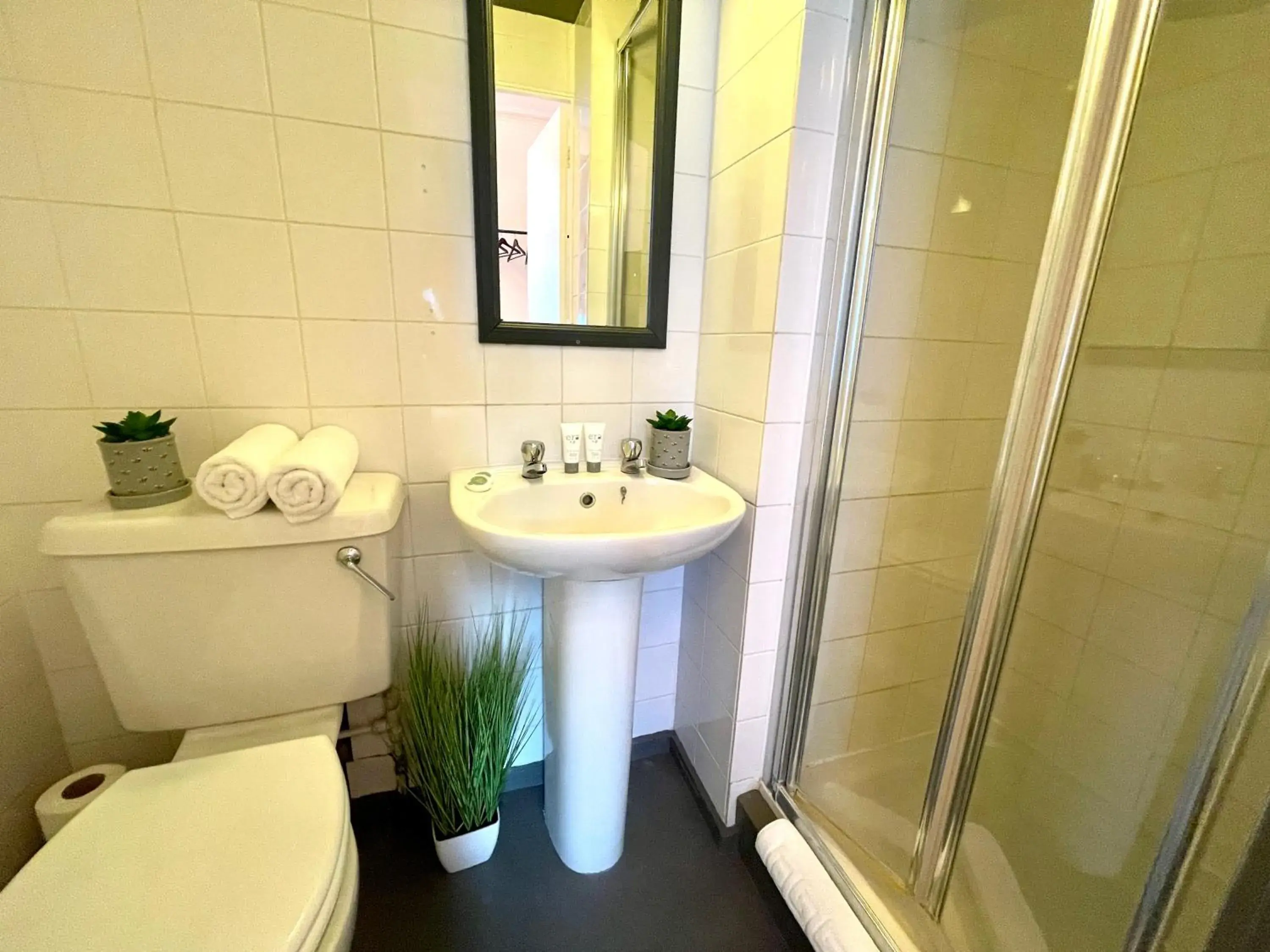 Shower, Bathroom in Brighton Black Hotel & Hot Tubs