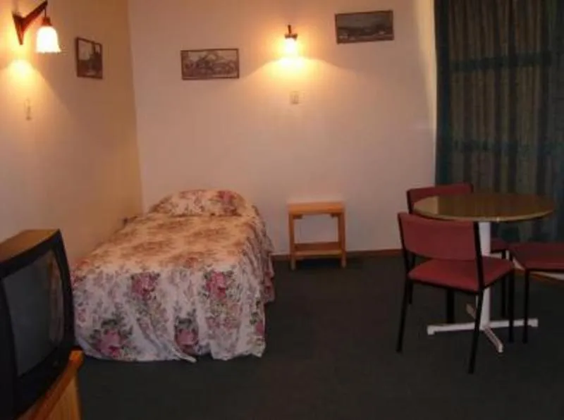 Photo of the whole room, Bed in Motel Six