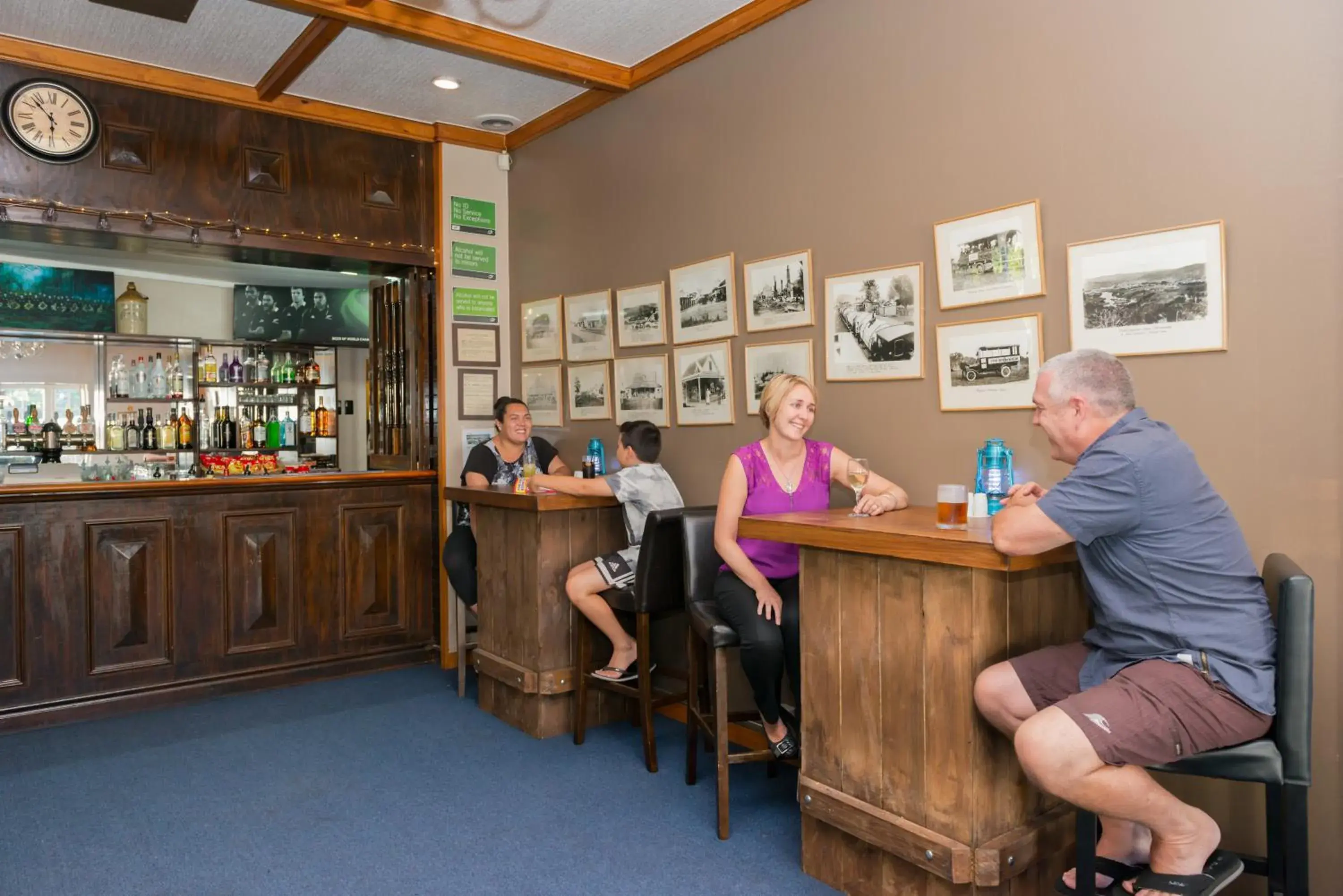 Lounge or bar in Discovery Settlers Hotel Lounge or bar in Discovery Settlers Hotel