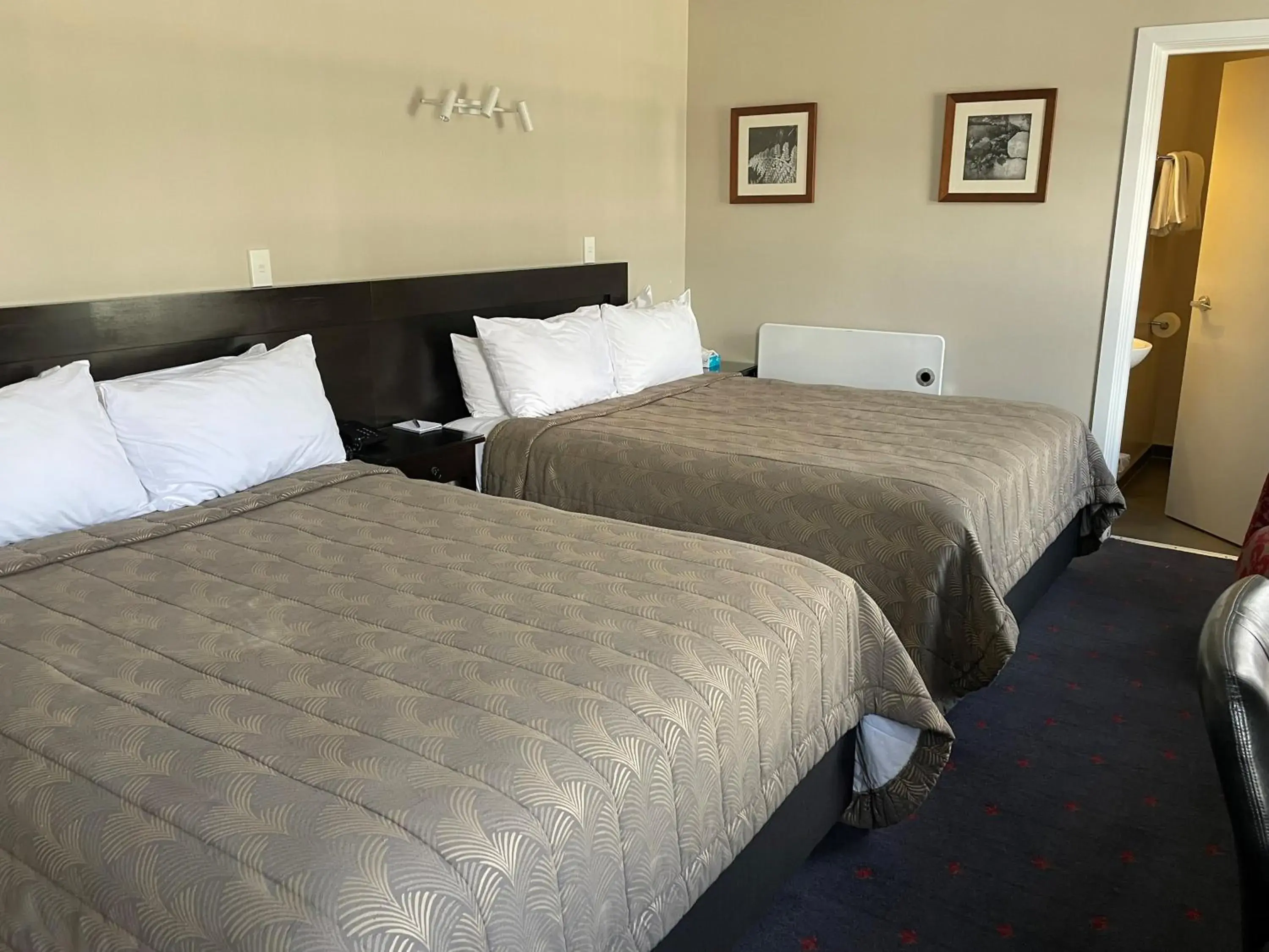 Bedroom, Bed in Discovery Settlers Hotel Bedroom, Bed in Discovery Settlers Hotel