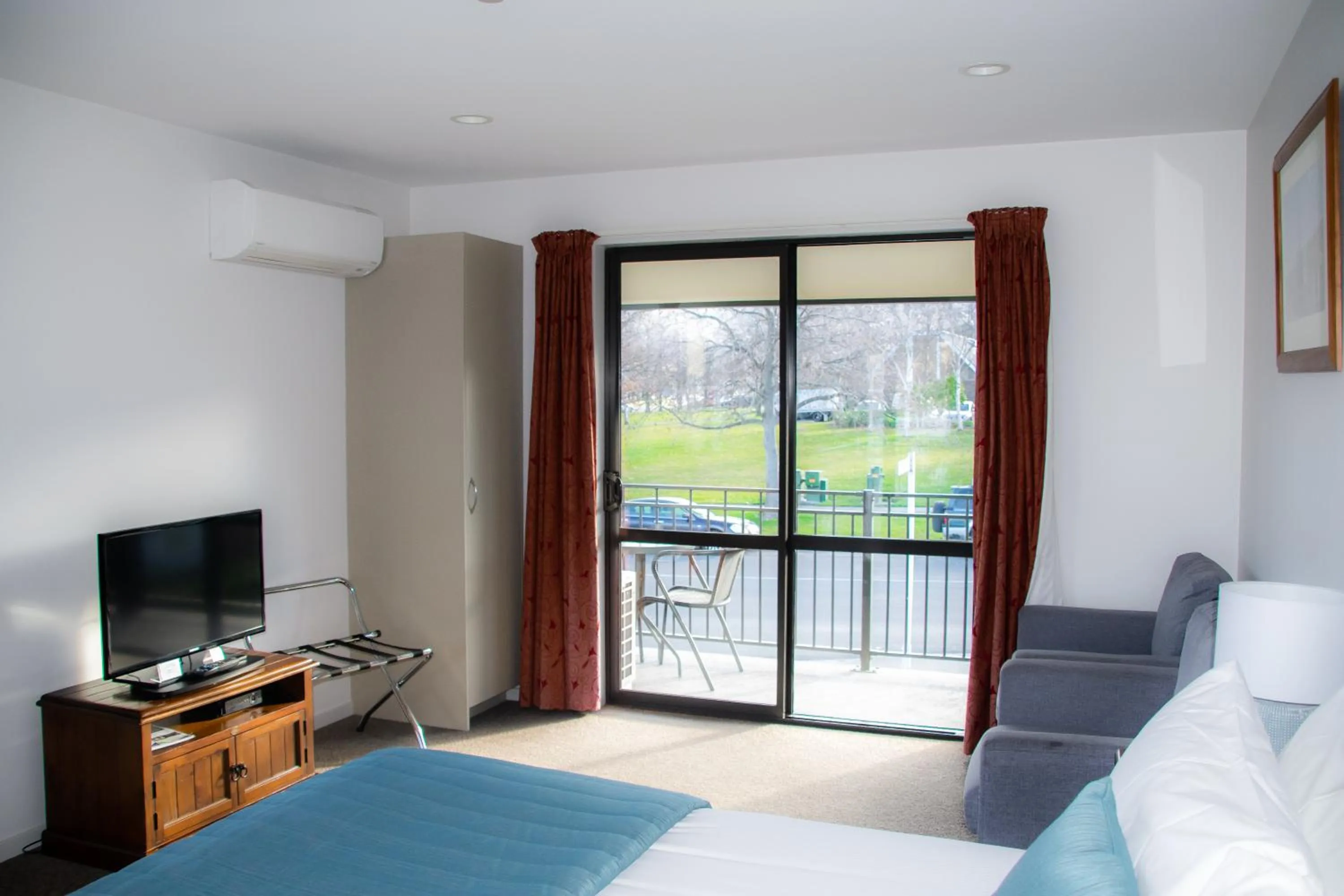 View (from property/room), Bed in Carrick Lodge Motel