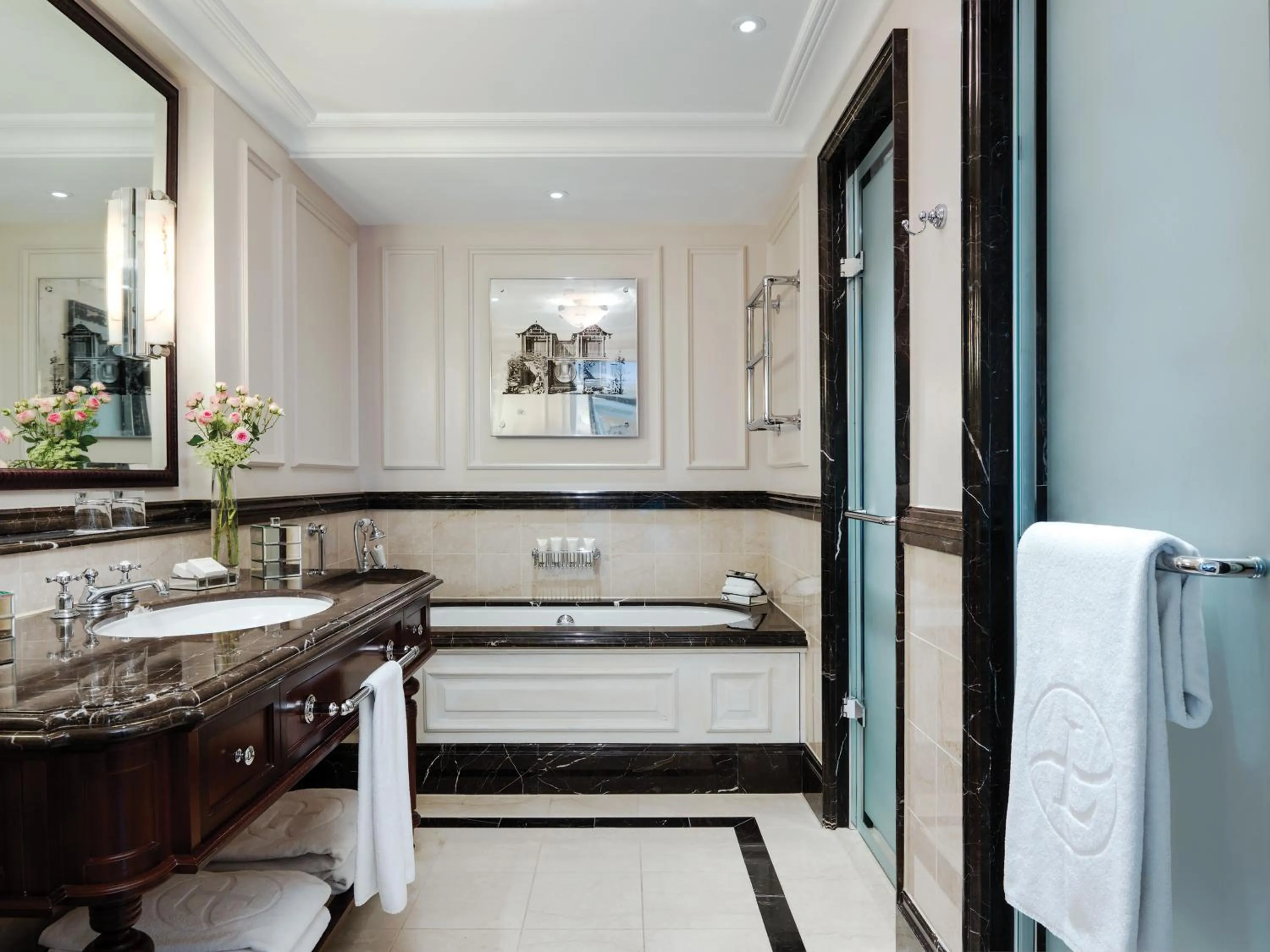 Bathroom, Bed in The Langham London