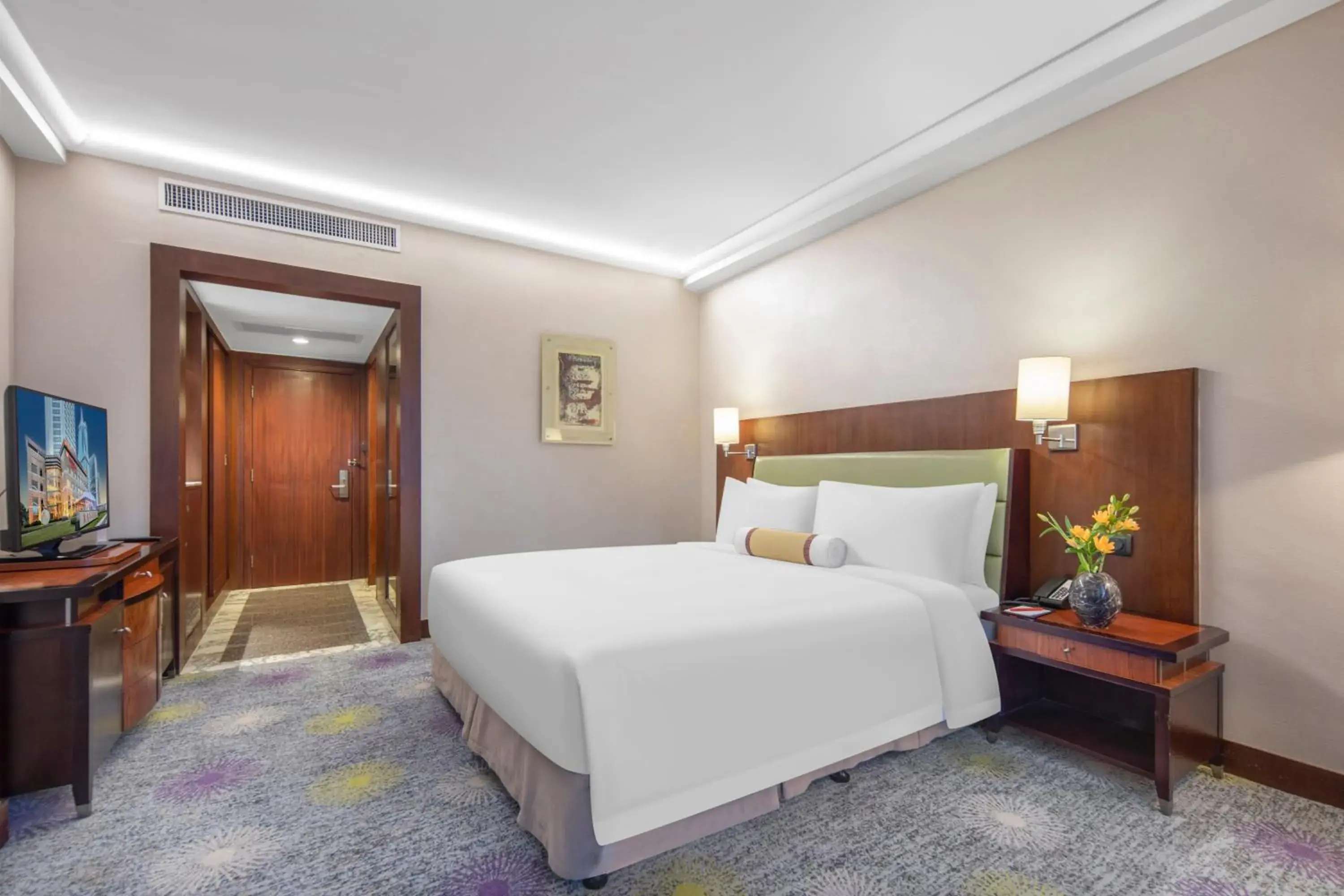 Photo of the whole room, Bed in Ramada Plaza Pudong Shanghai Photo of the whole room, Bed in Ramada Plaza Pudong Shanghai