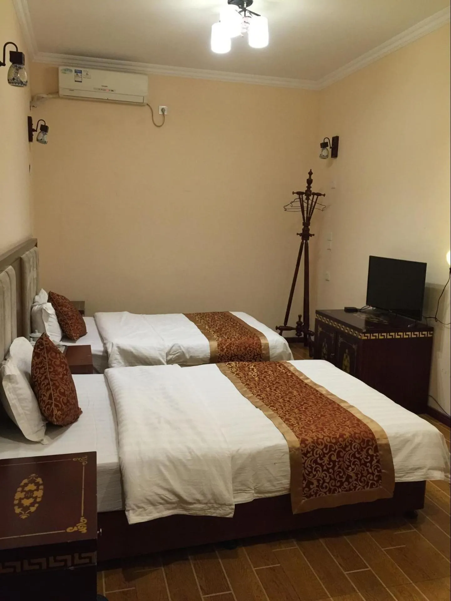 Photo of the whole room, Bed in Holly's Hostel