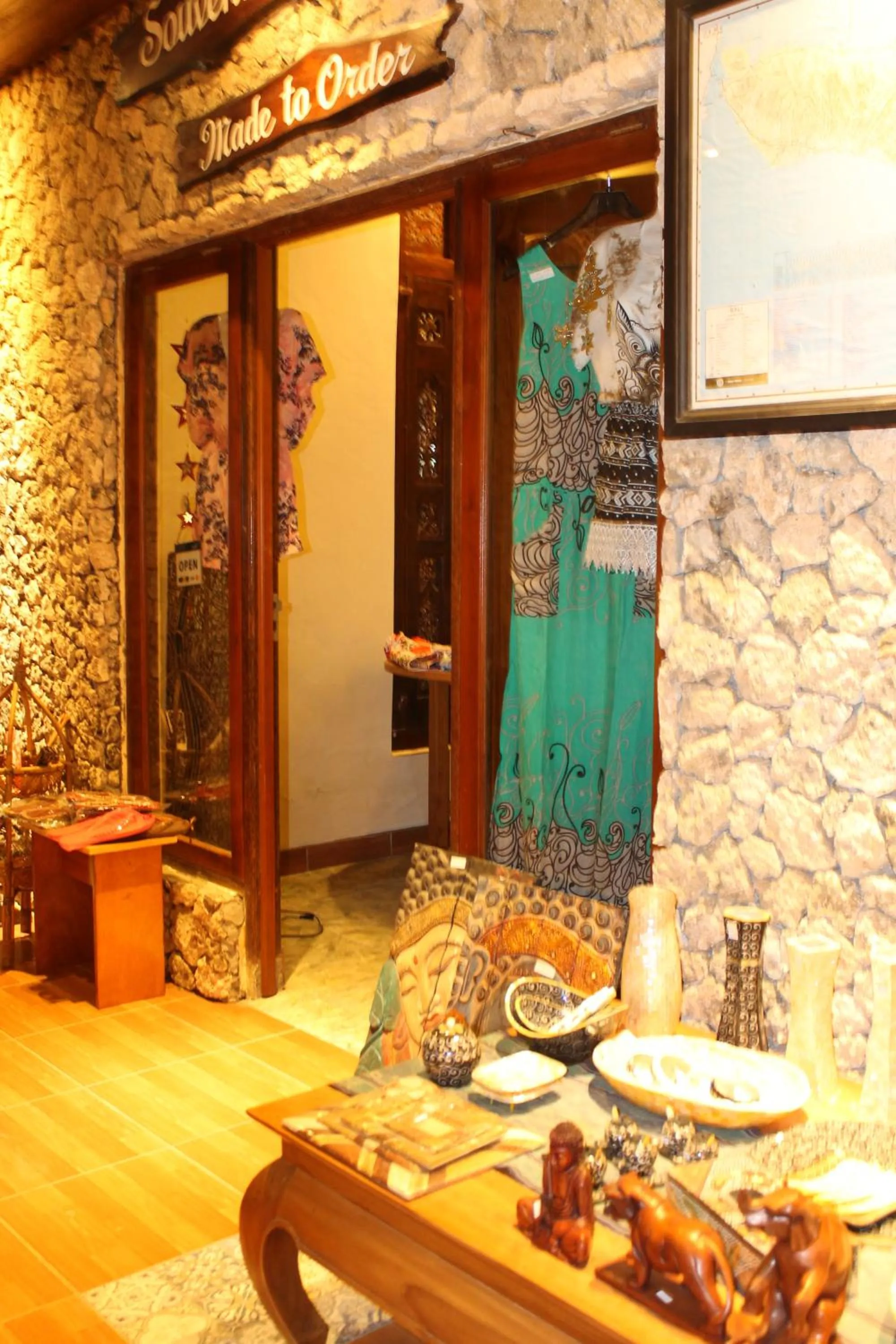 Shopping Area in Mans Cottages & Spa