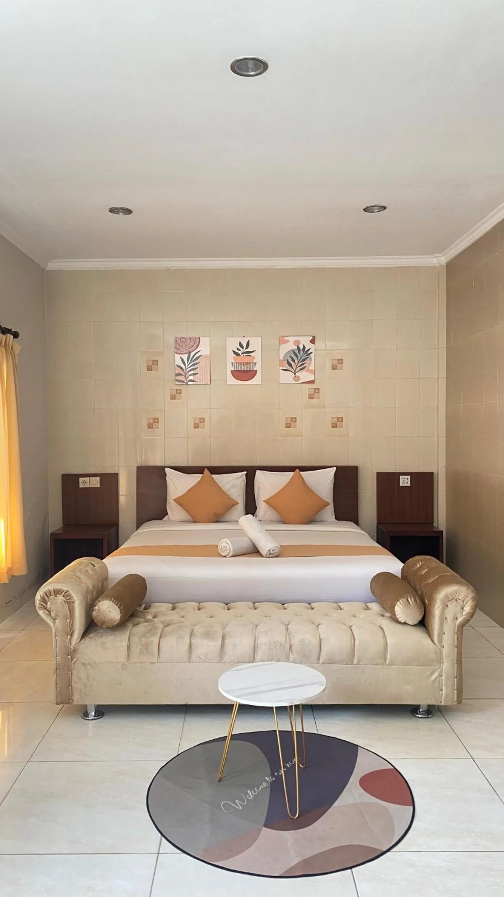 Seating area, Bed in Surya Inn