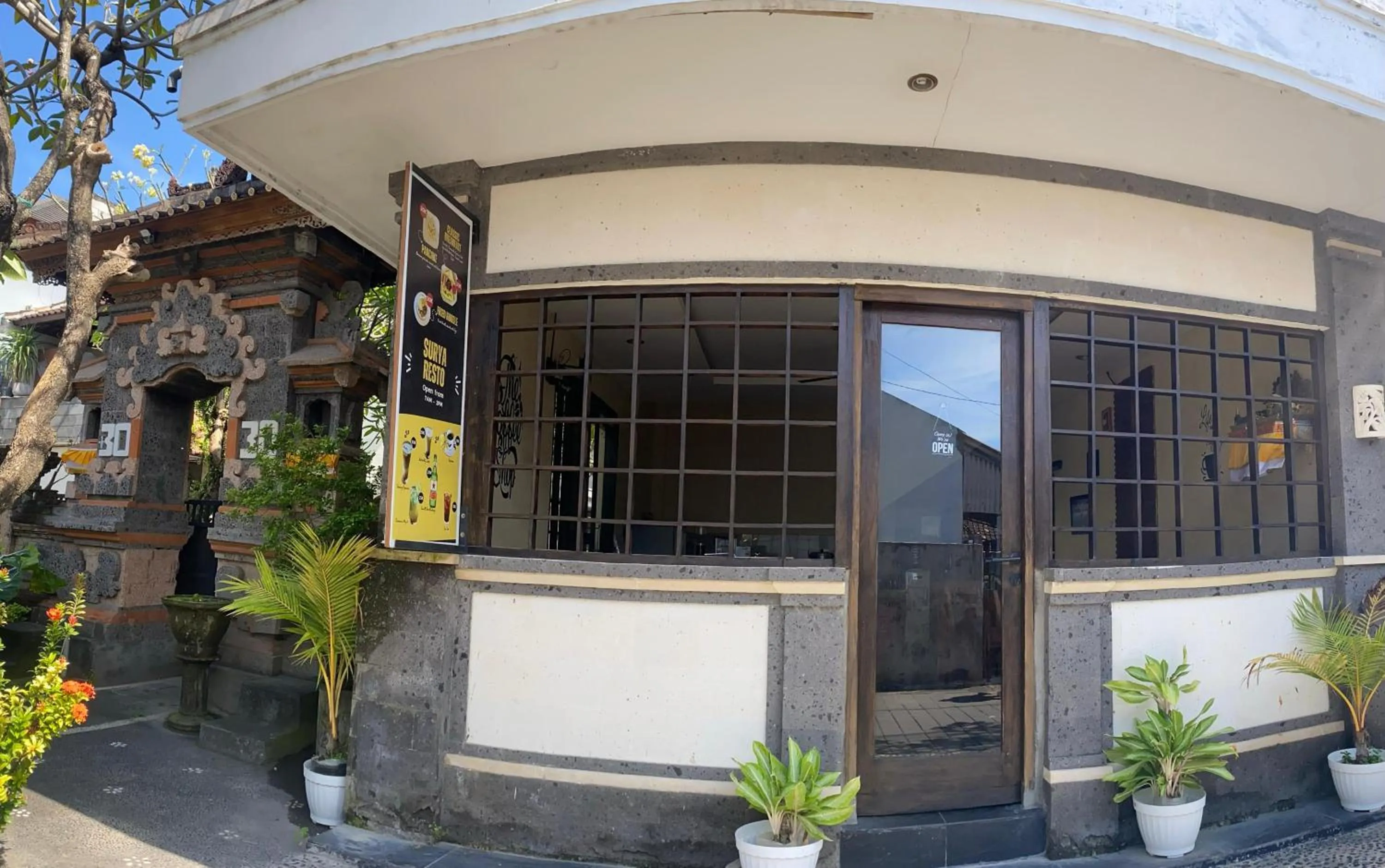 Restaurant/places to eat in Surya Inn