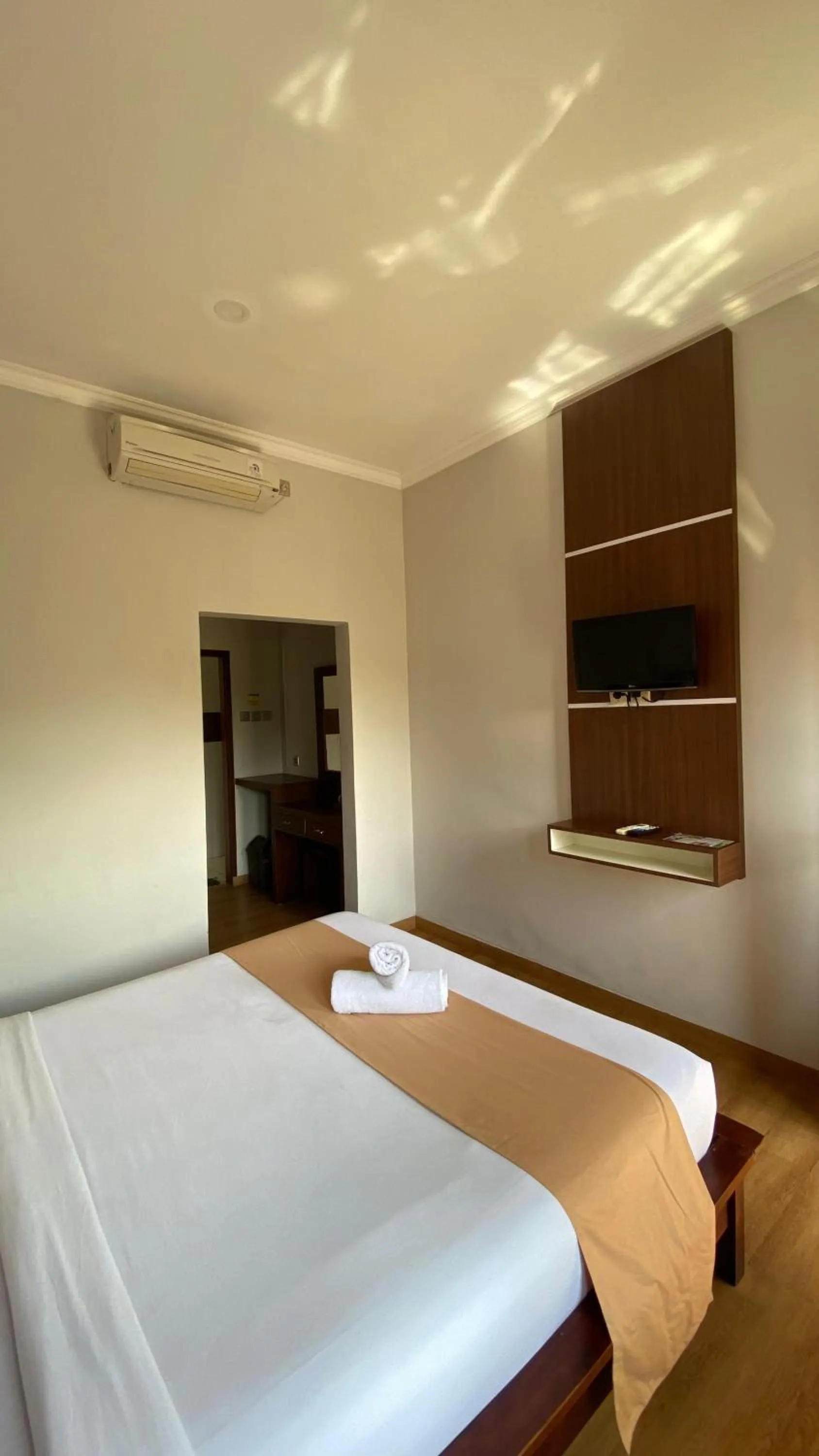 TV and multimedia, Bed in Surya Inn