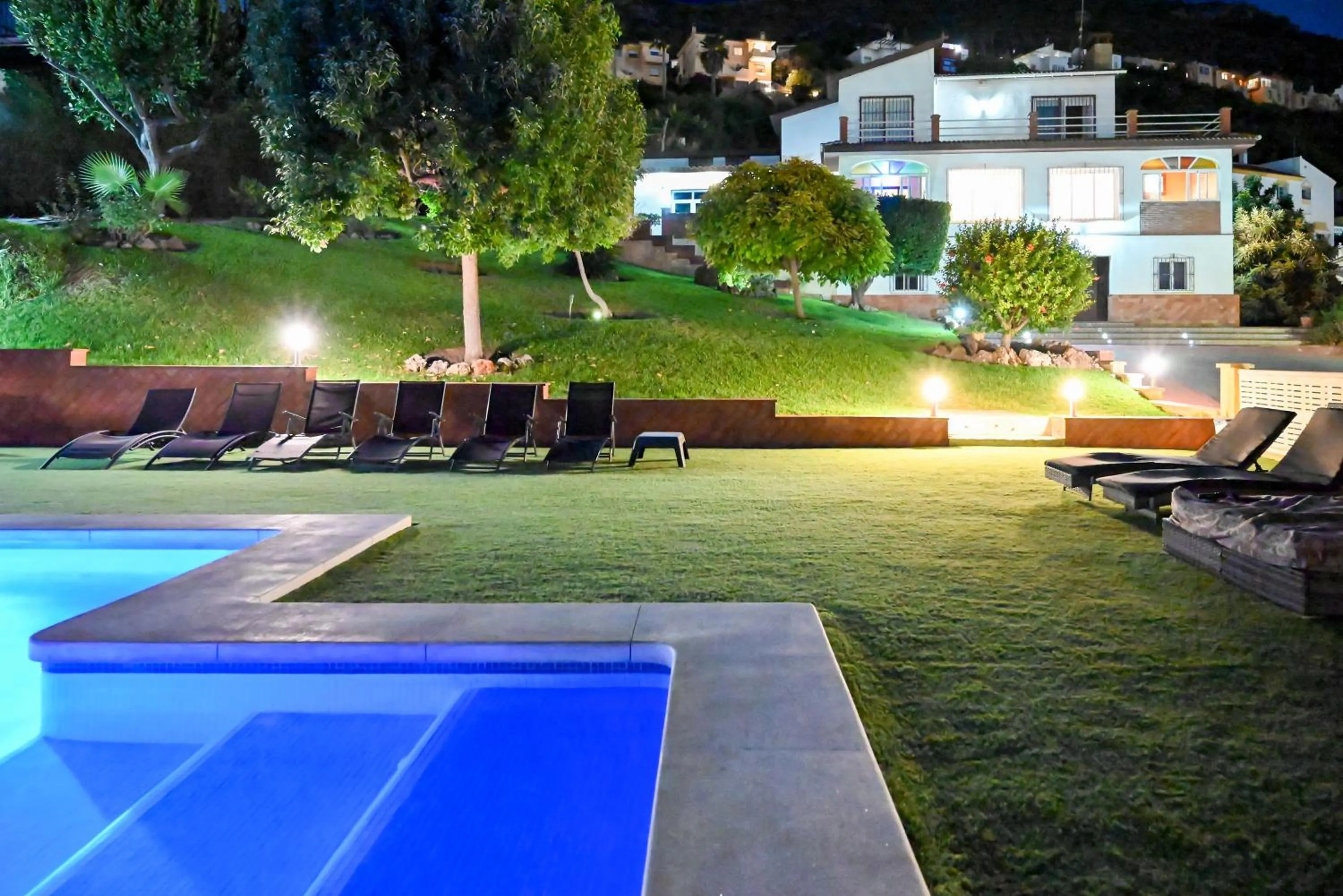 Garden view in Villa Peralta, heated and private pool ,near beach and golf !