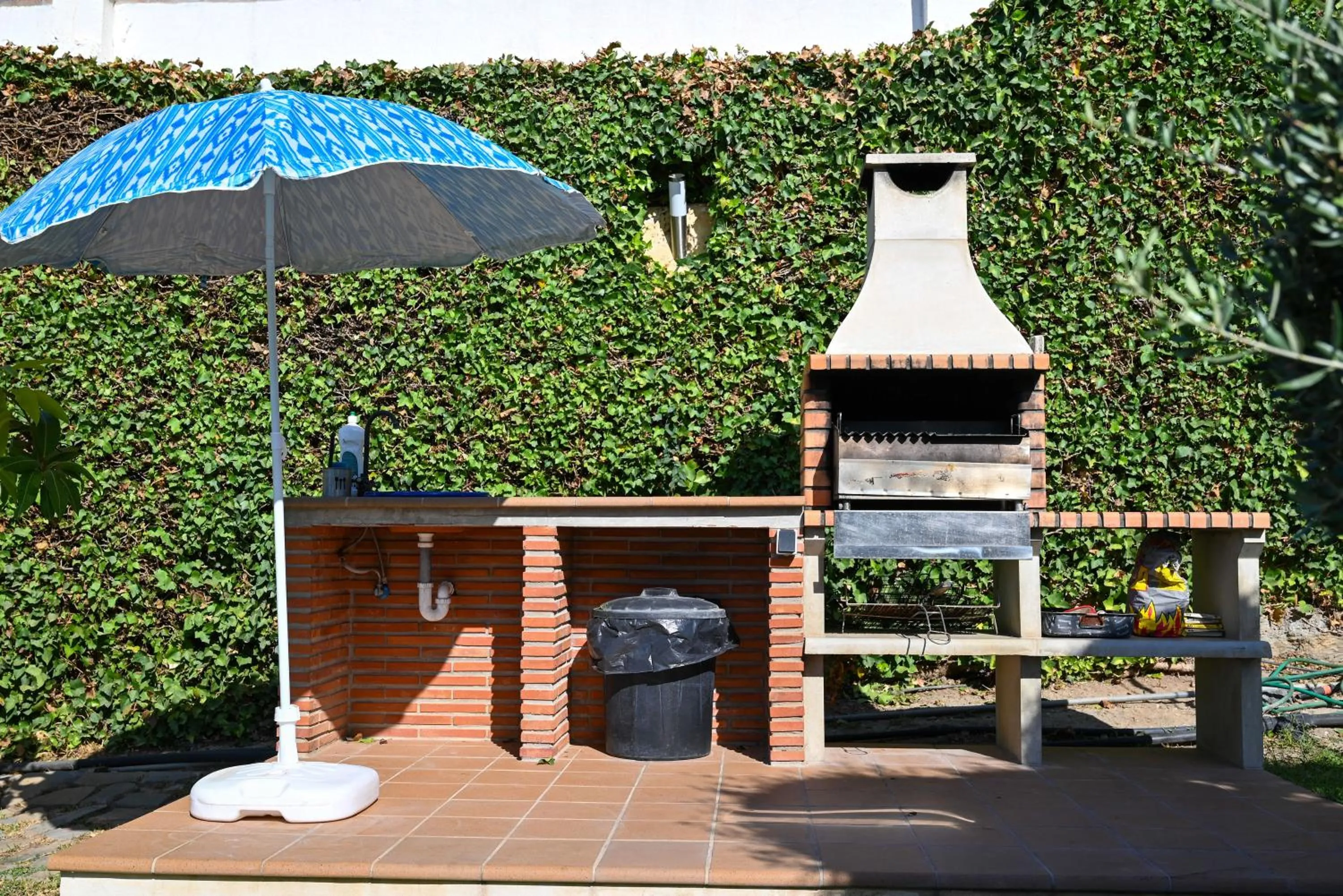 BBQ facilities in Villa Peralta, heated and private pool ,near beach and golf !