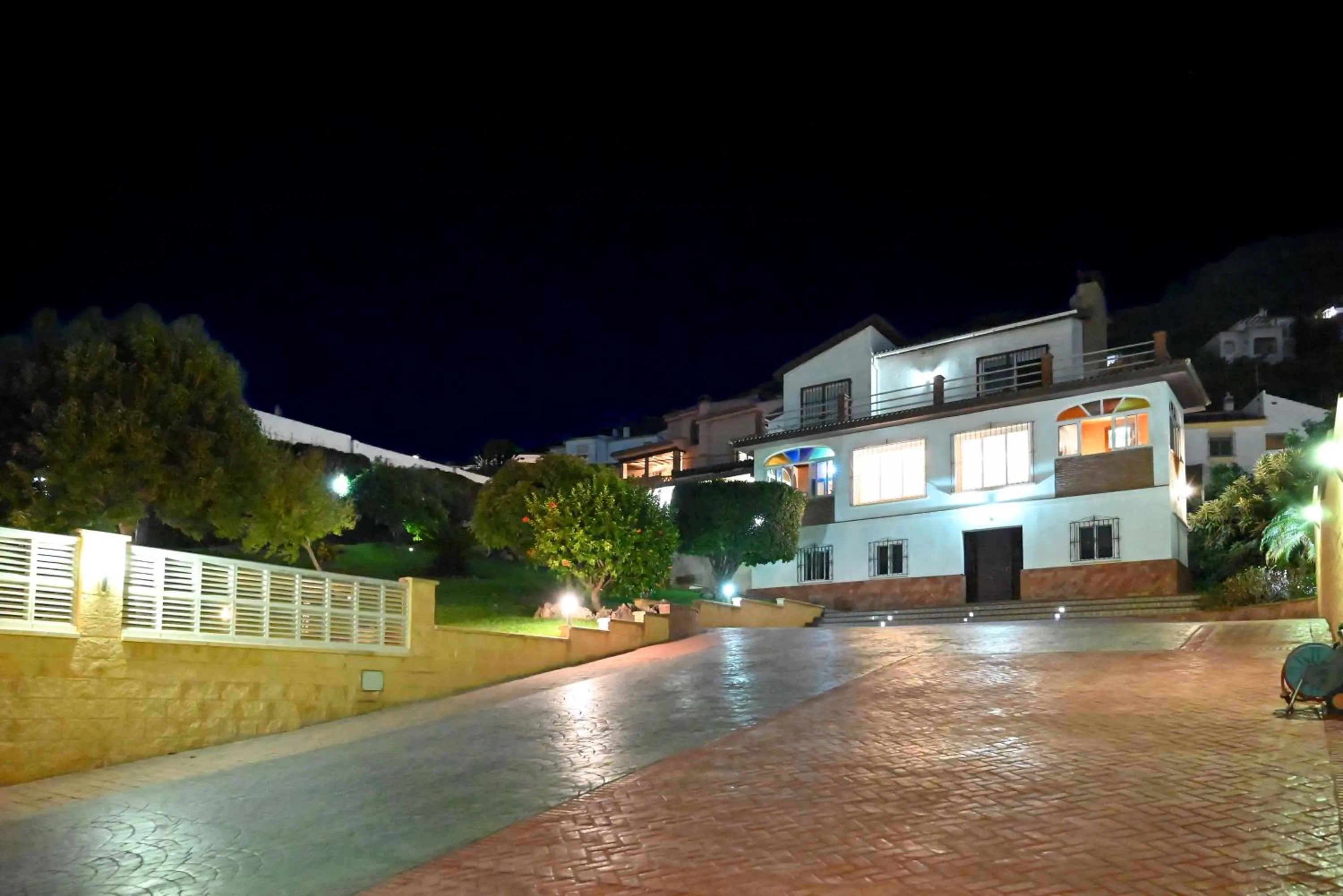 Night in Villa Peralta, heated and private pool ,near beach and golf !