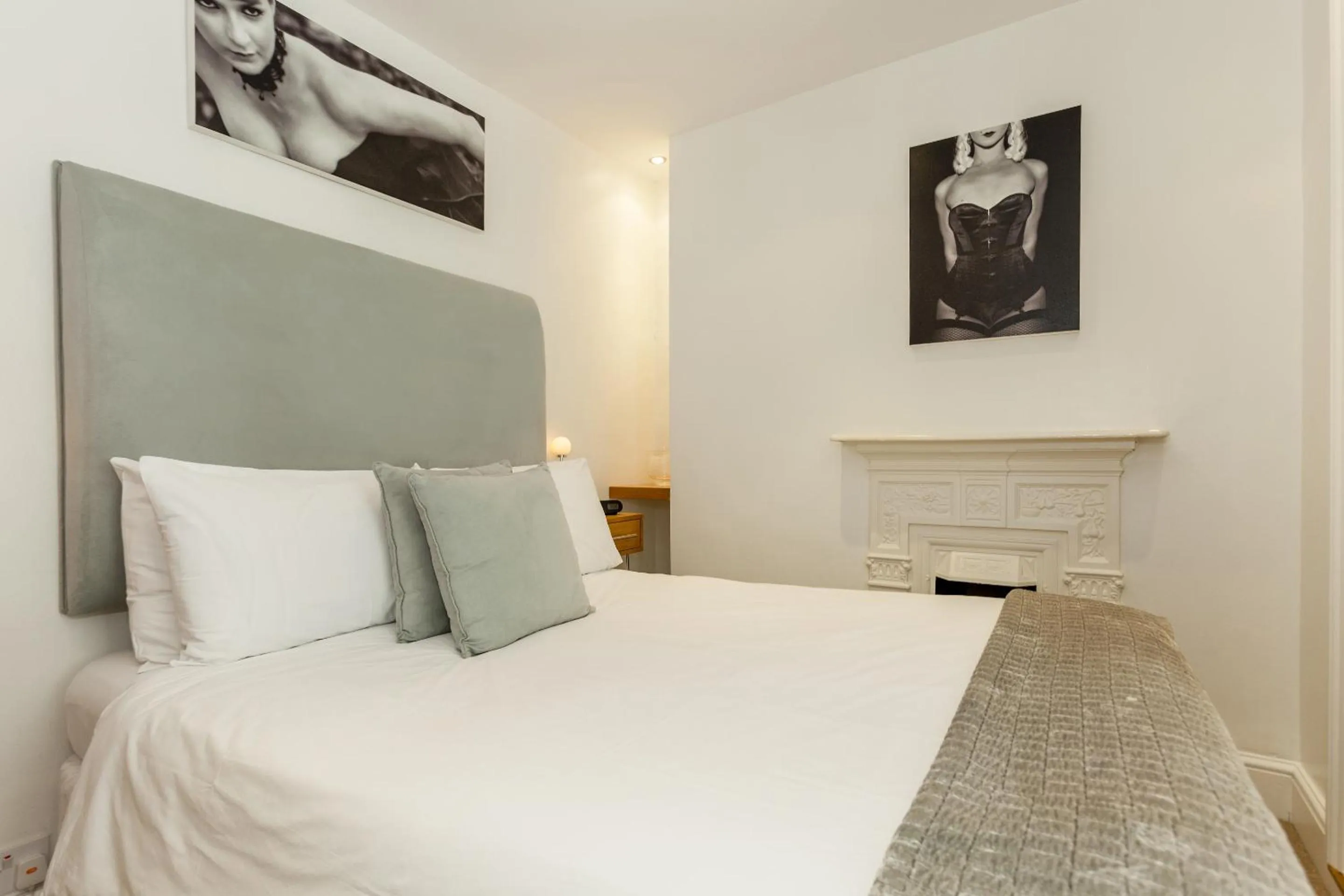 Bedroom, Bed in Brightonwave