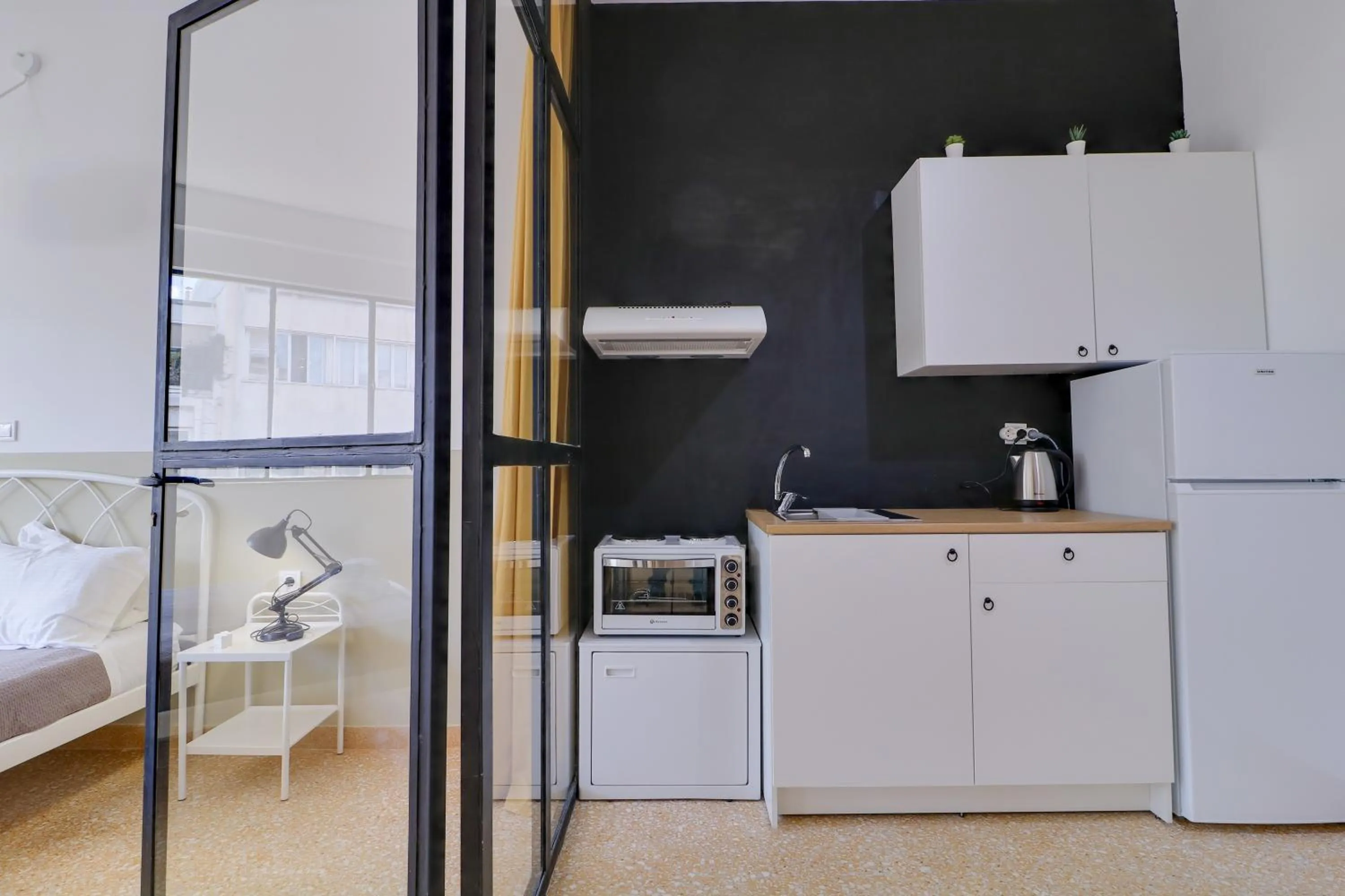 Kitchen or kitchenette, Bed in athens.apartotel.1