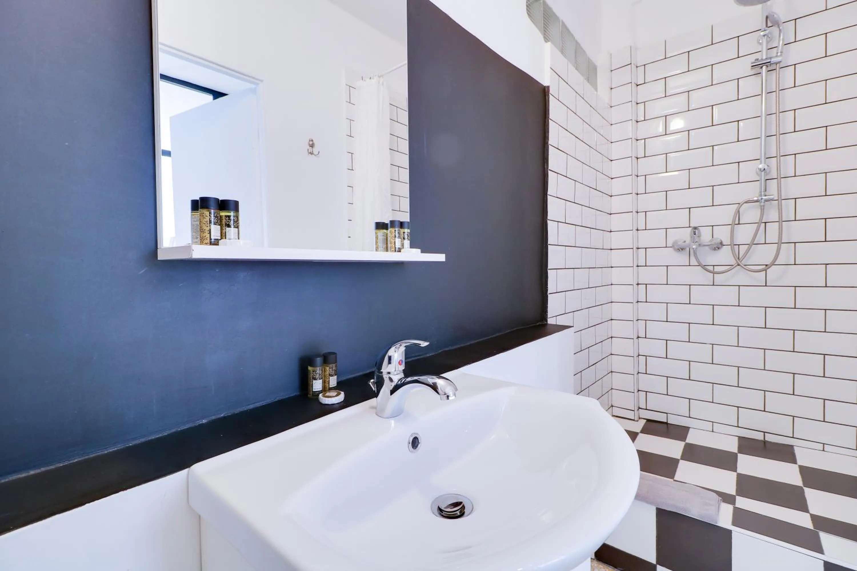 Bathroom in athens.apartotel.1