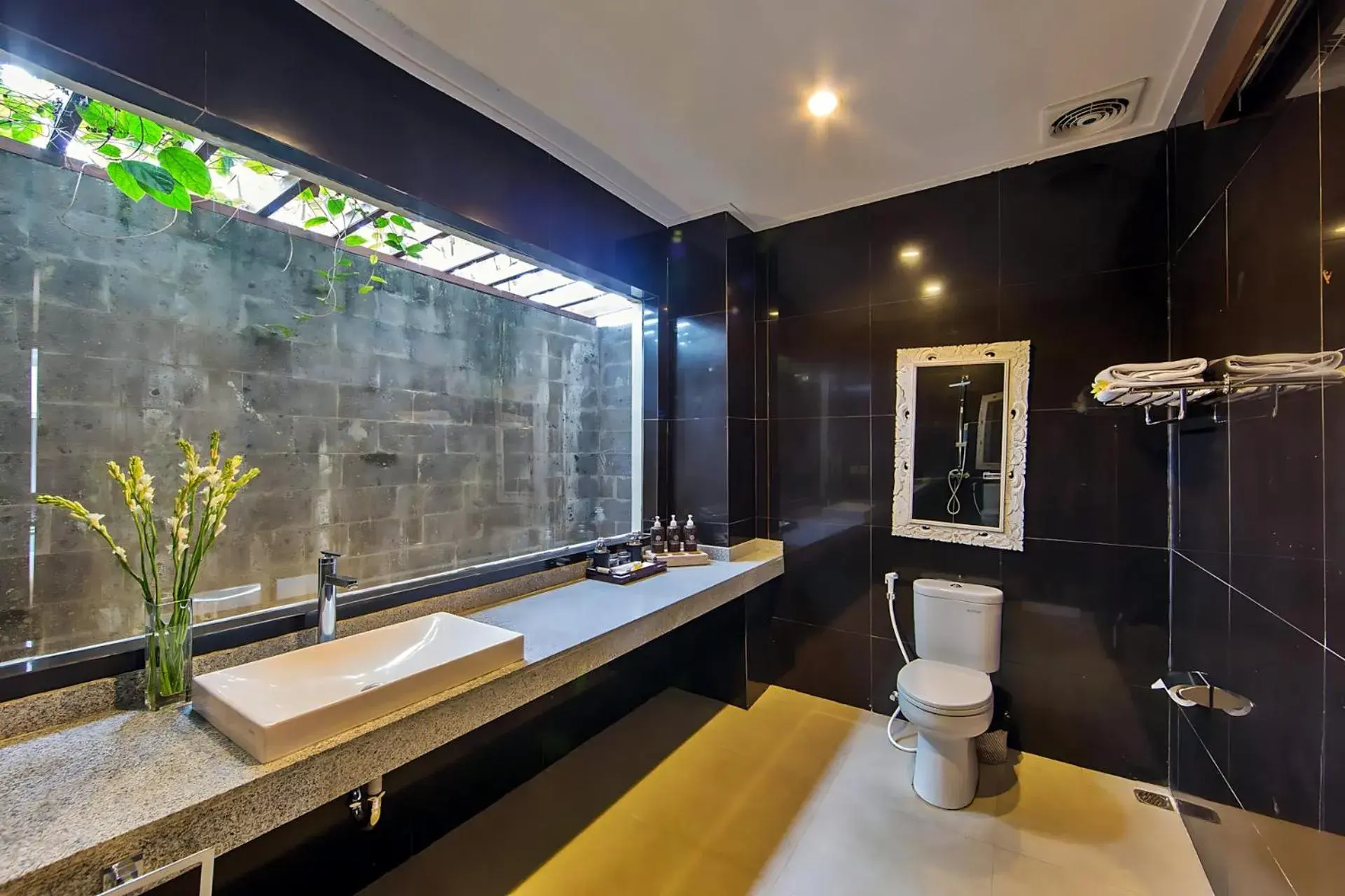 Bath in White Lotus Villas Seminyak Bath in White Lotus Villas Seminyak